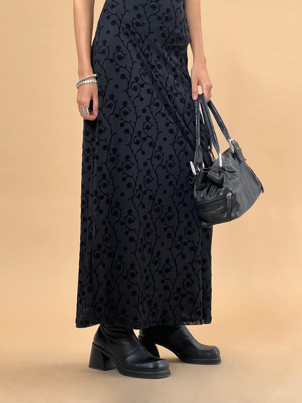 Maxi abito Nodu in flock floreale delicato nero