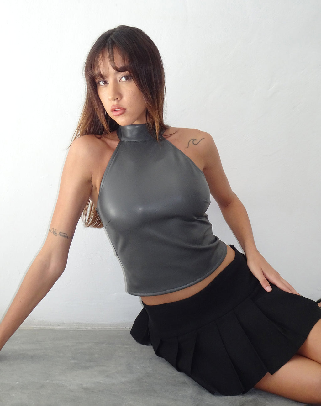 Top a collo alto Noena in PU grigio ardesia