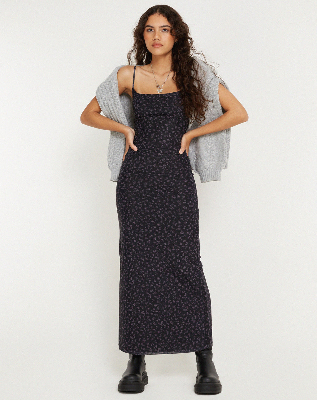Maxi abito Norila in Dark Ditsy Rose Nero
