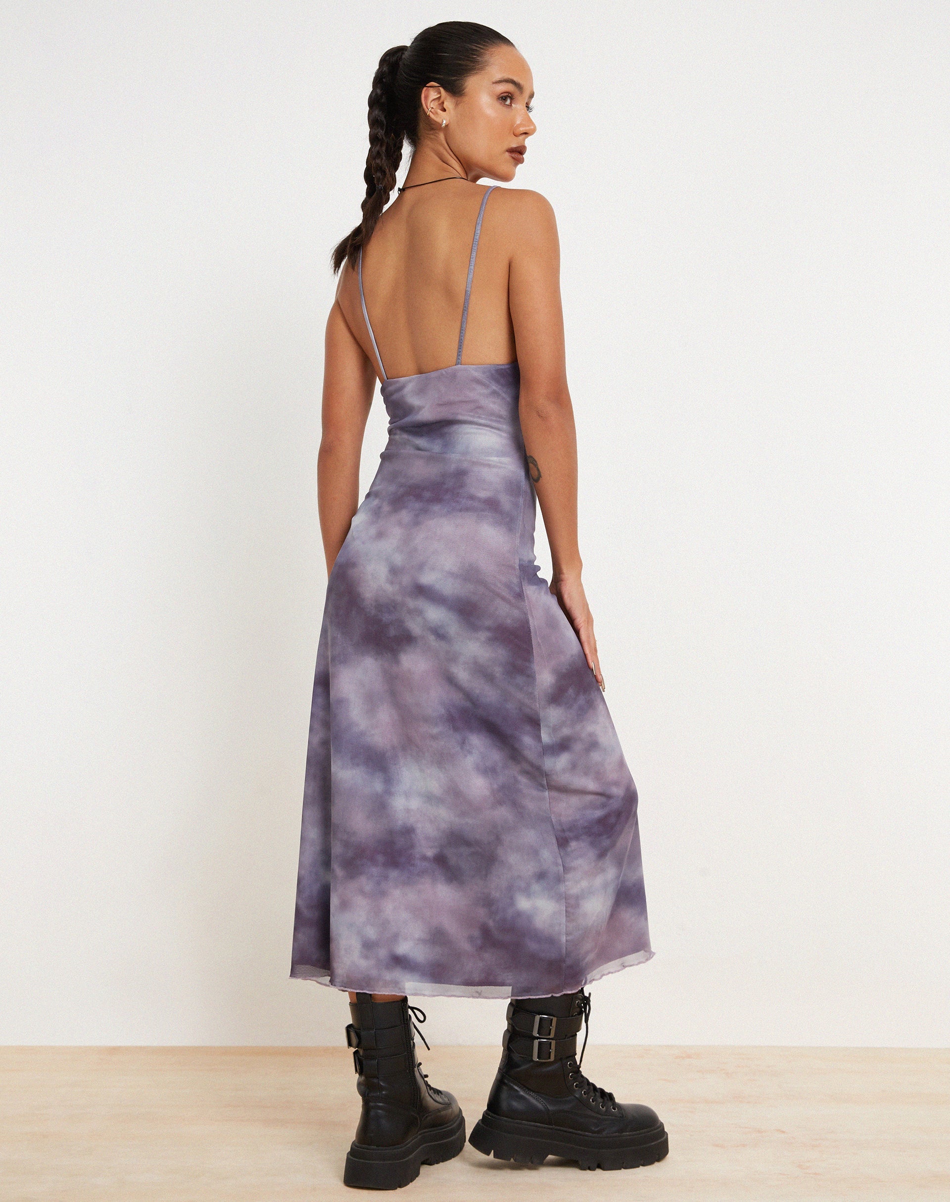 immagine di Norishi Printed Mesh Midi Dress in Smokey Gradients Purple