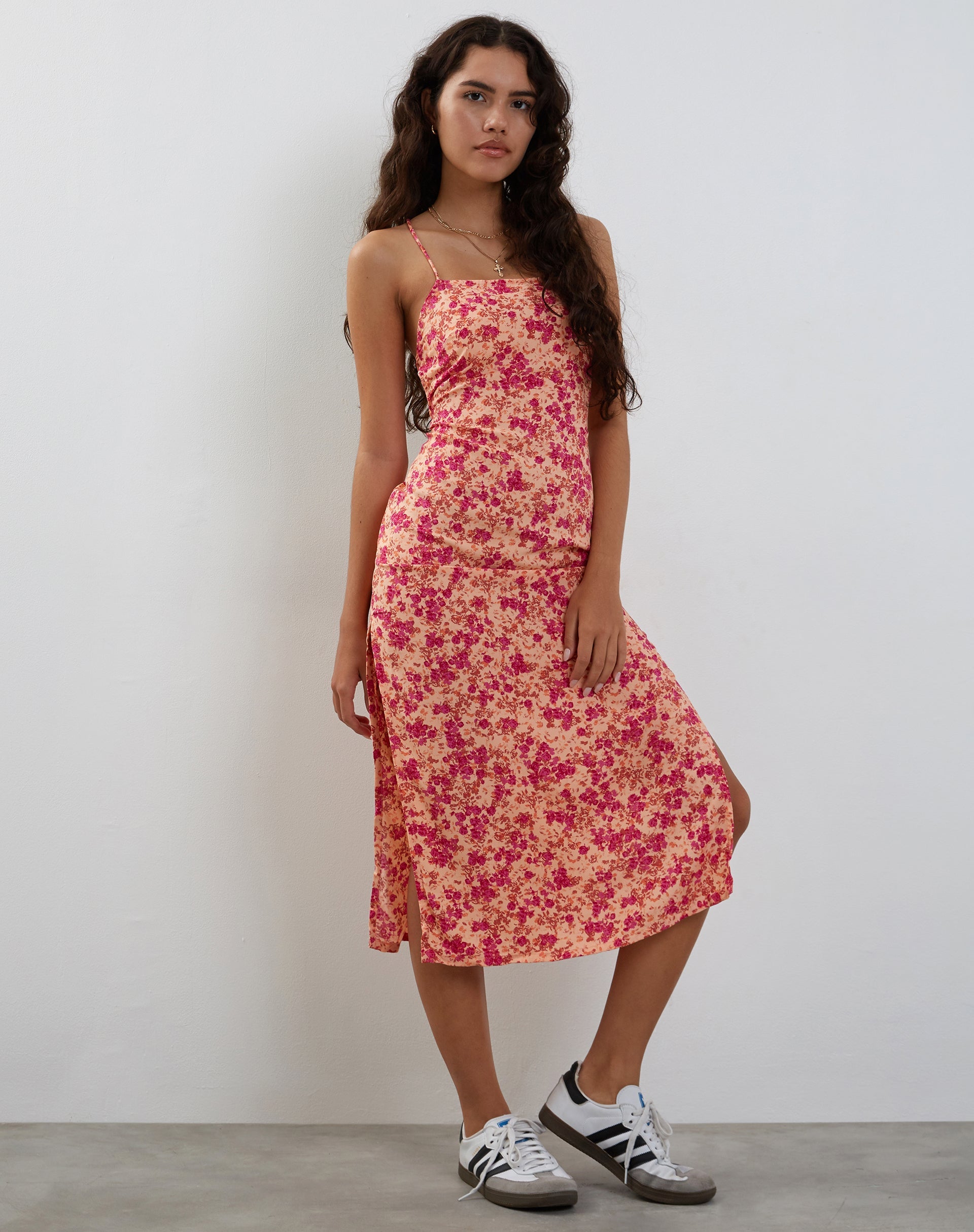 Immagine di Nosita Midi Dress in fiore scuro selvaggio Cantalupo