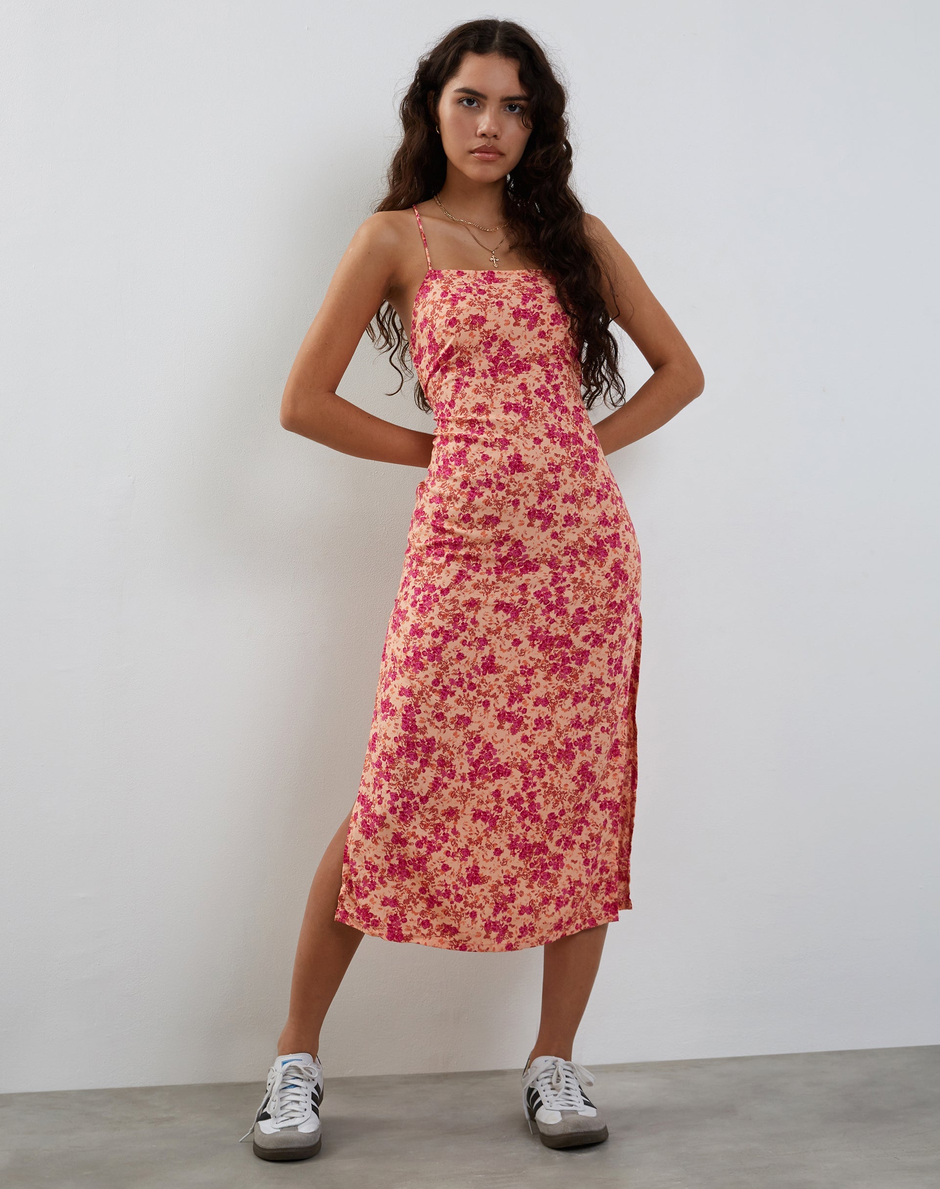 Immagine di Nosita Midi Dress in fiore scuro selvaggio Cantalupo