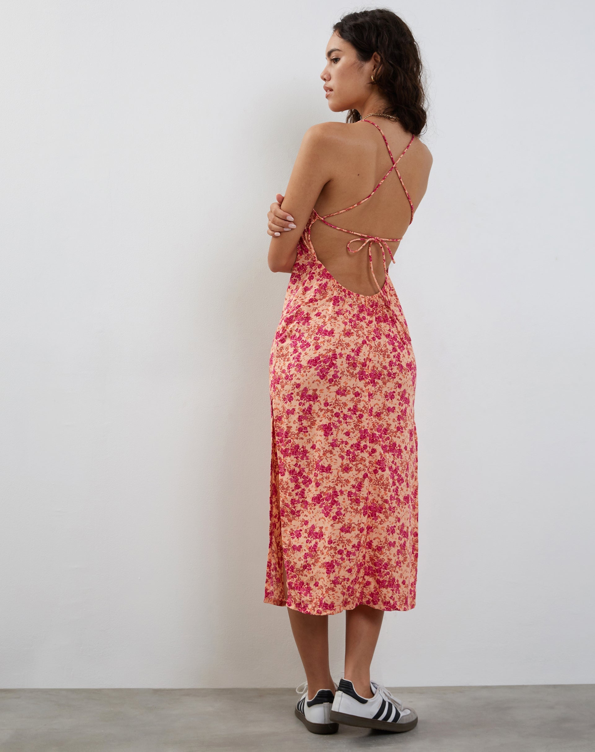 Immagine di Nosita Midi Dress in fiore scuro selvaggio Cantalupo
