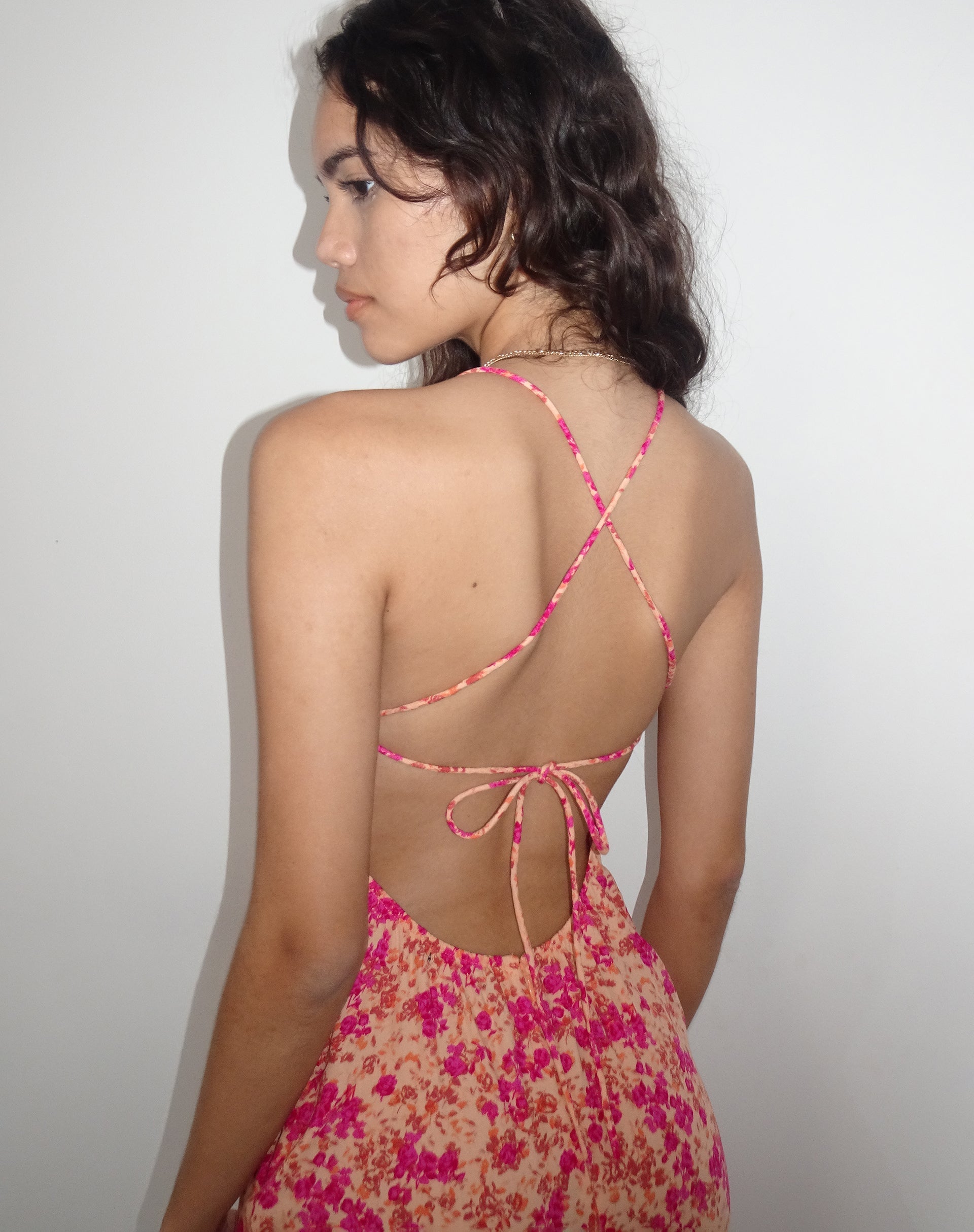 Immagine di Nosita Midi Dress in fiore scuro selvaggio Cantalupo