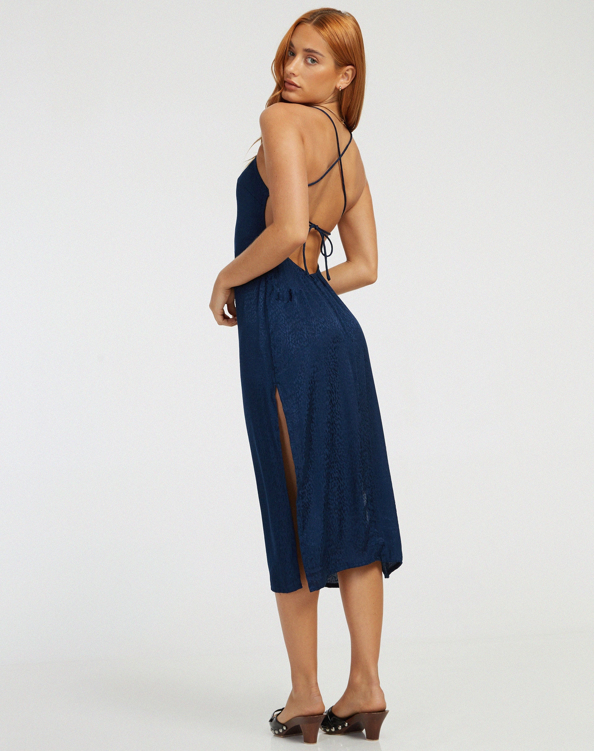 Immagine di Nosita Midi Dress in Satin Cheetah Navy