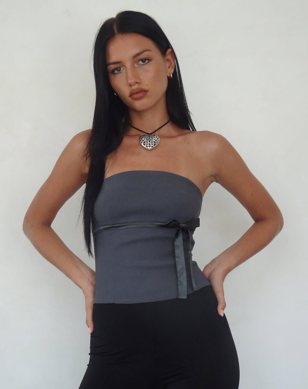 Novita - Top a fascia con dettaglio a fiocco in grigio antracite sartoriale