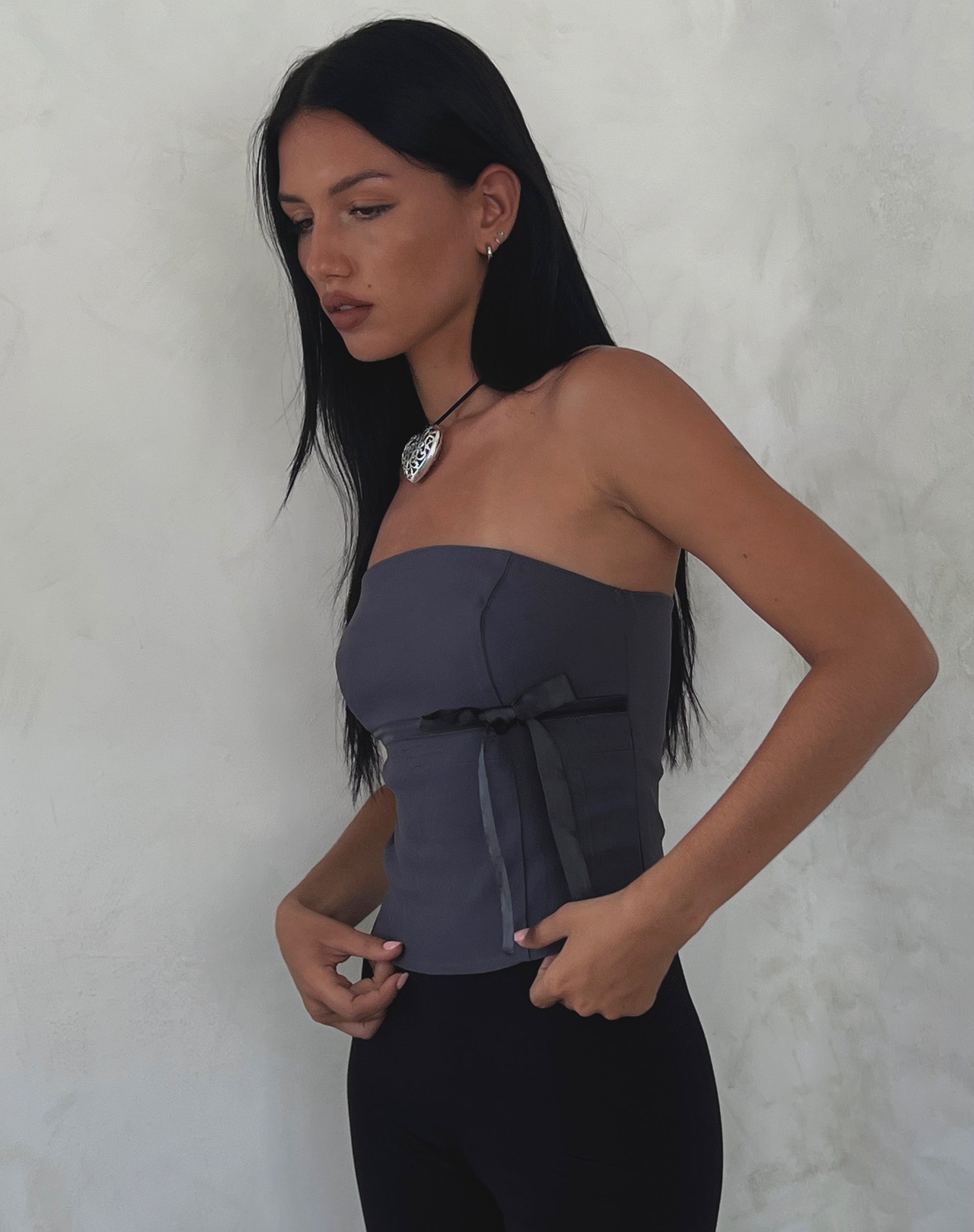 Immagine di Novita Top a fascia con dettaglio a fiocco in grigio antracite sartoriale