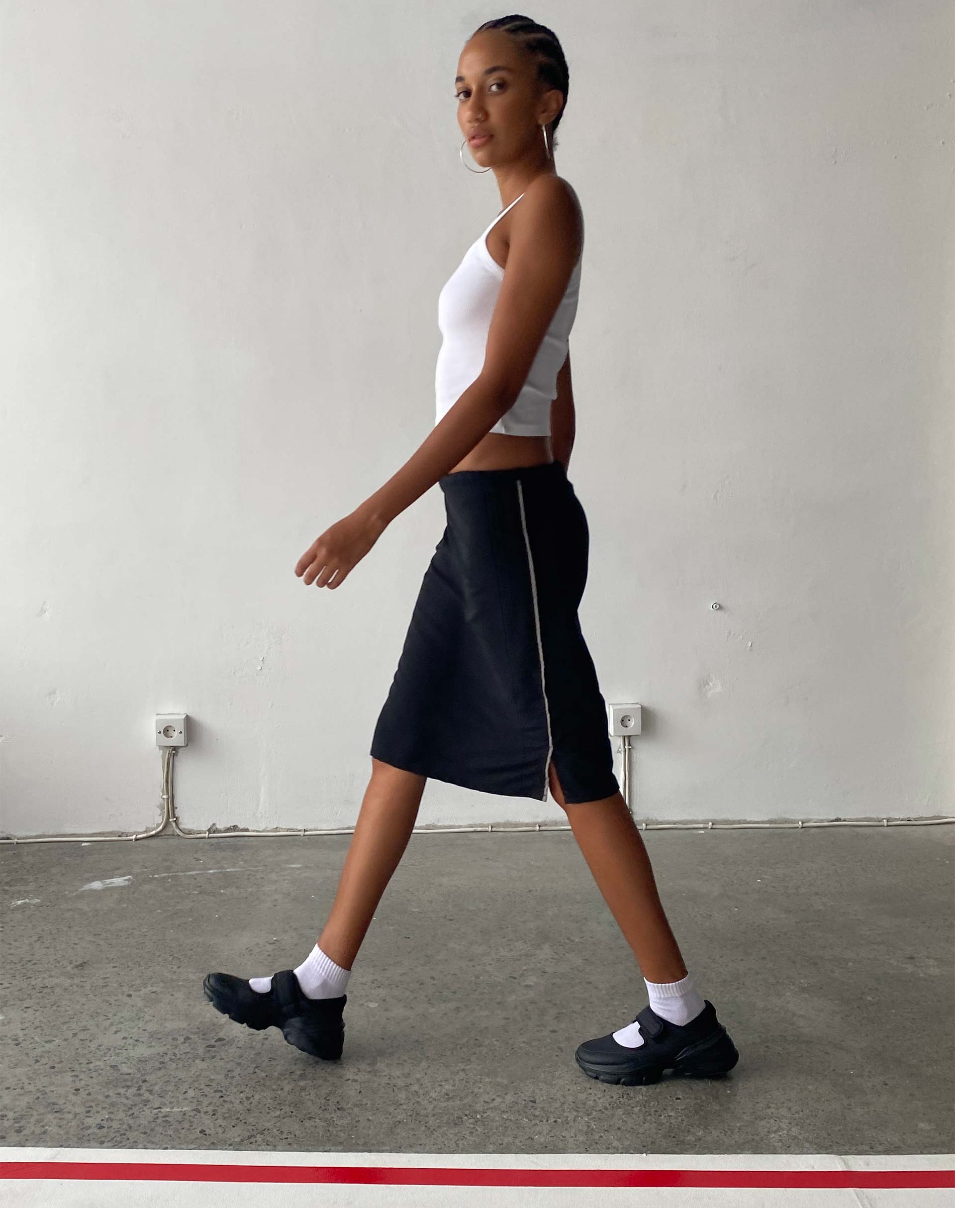 Immagine di Ashlyn Cargo Midi Skirt in nero con riga bianca