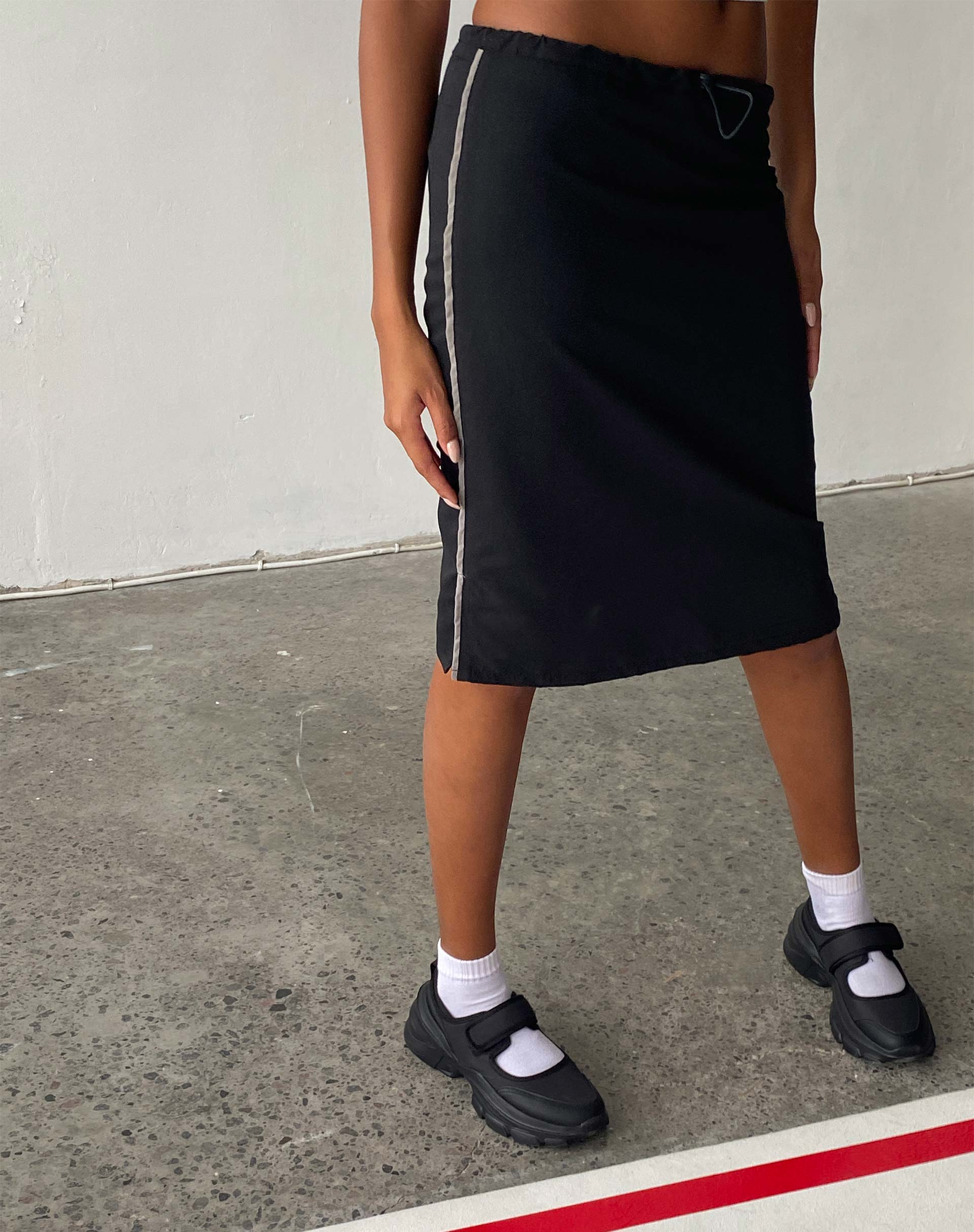 Immagine di Ashlyn Cargo Midi Skirt in nero con riga bianca