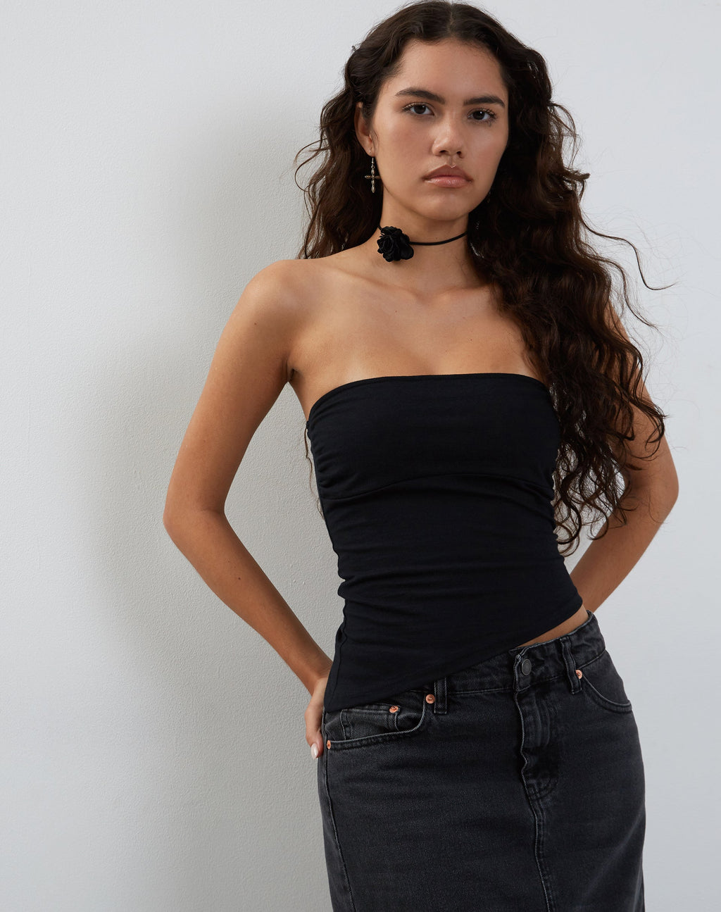 Top a fascia asimmetrico Minase in nero