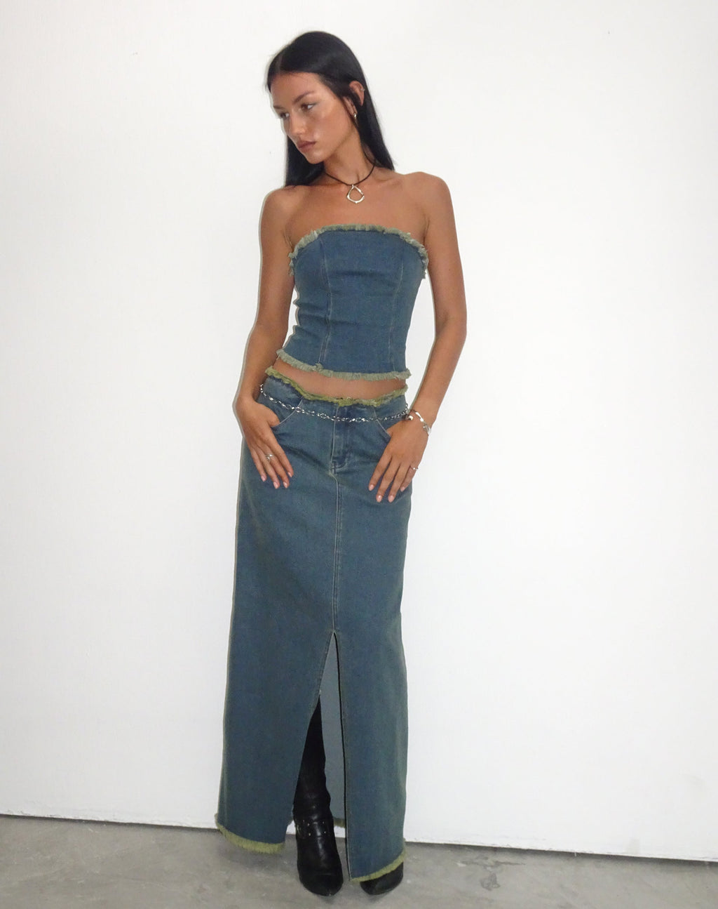 Top a fascia in denim di Omas con lavaggio acido marrone blu