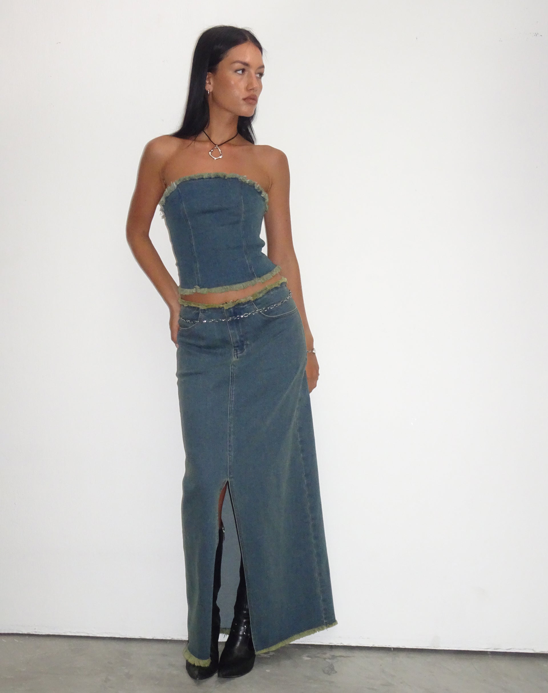 Immagine di Zaenap Maxi gonna di jeans sfrangiata in marrone blu acido