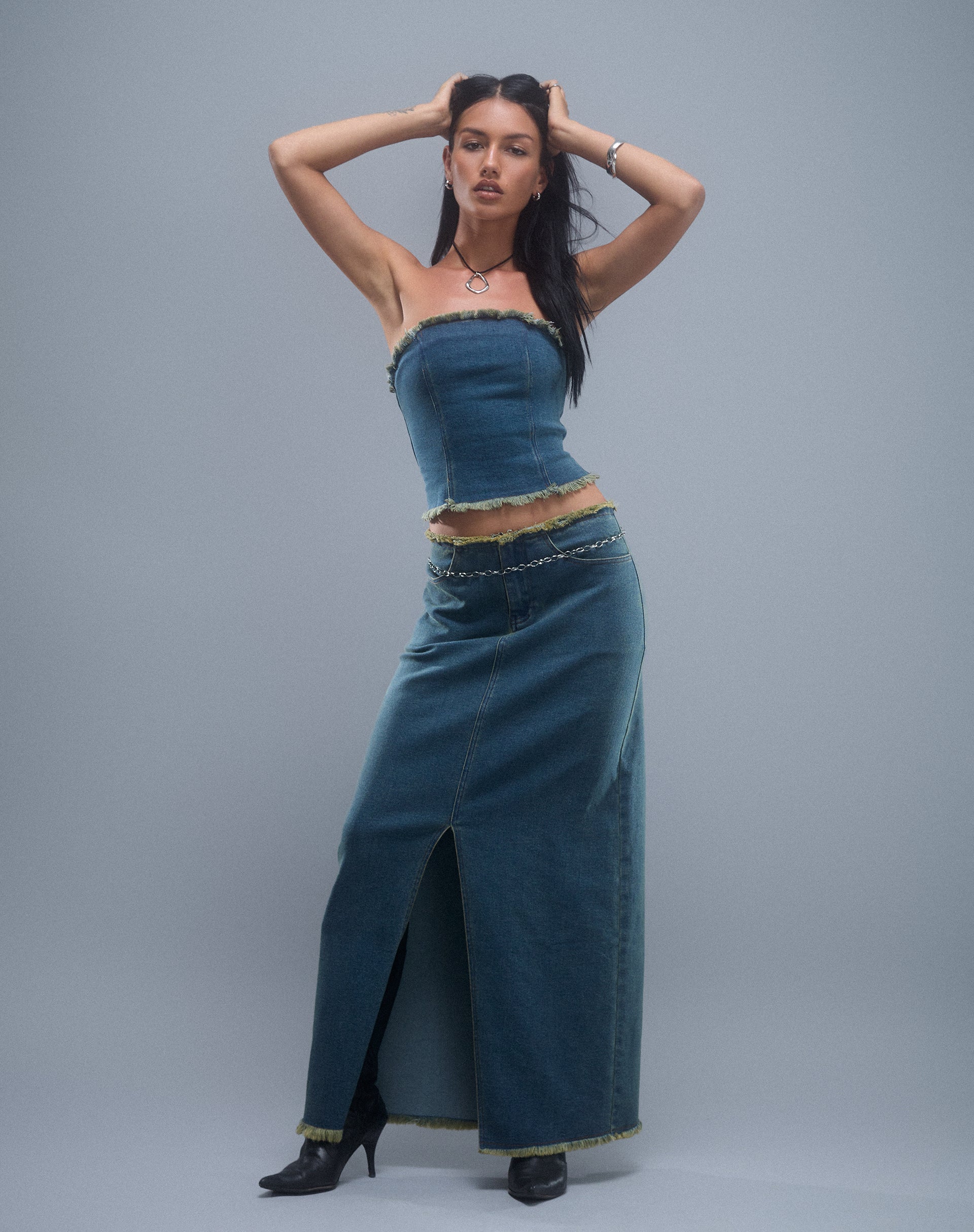 Immagine di Zaenap Maxi gonna di jeans sfrangiata in marrone blu acido