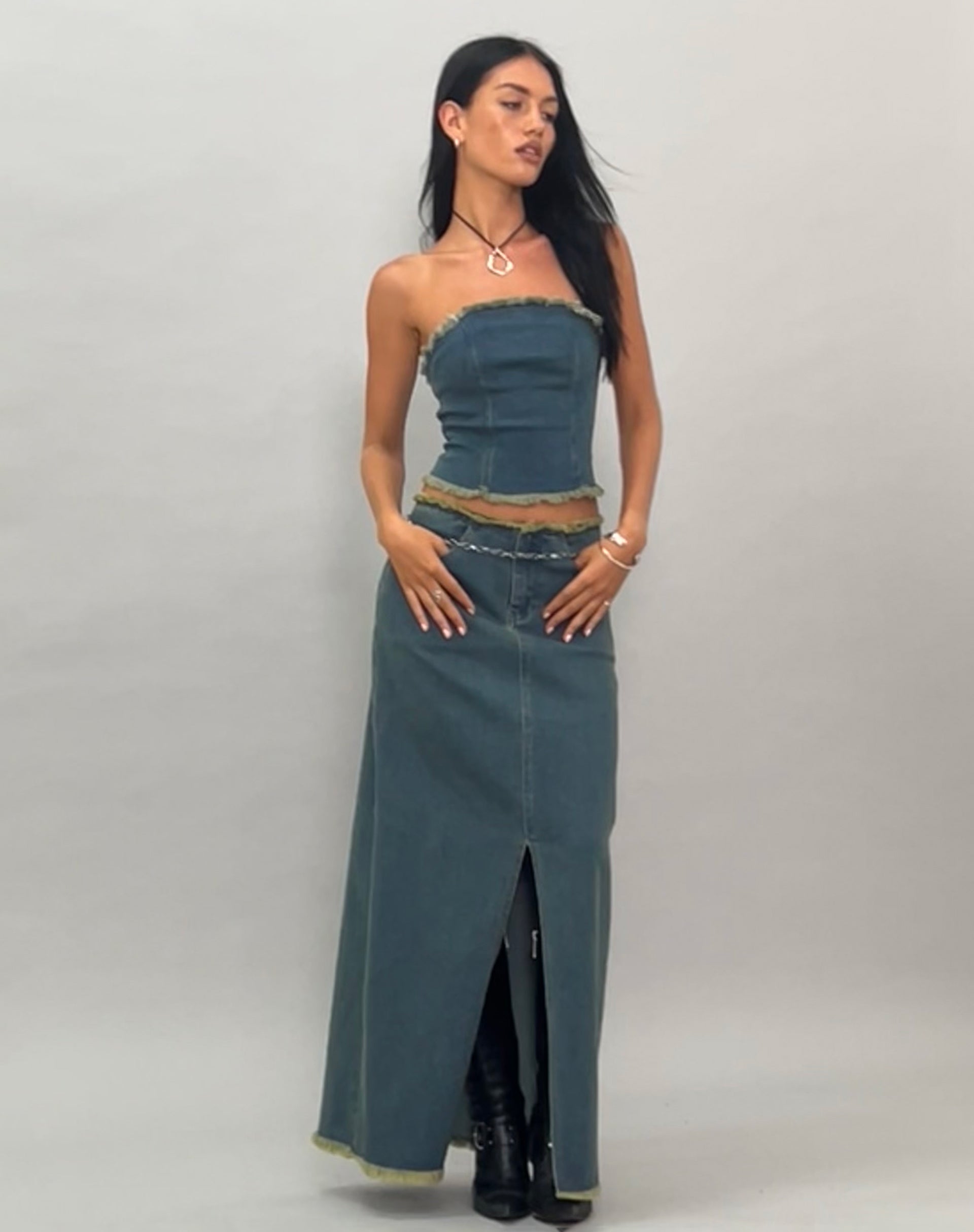 Immagine di Zaenap Maxi gonna di jeans sfrangiata in marrone blu acido