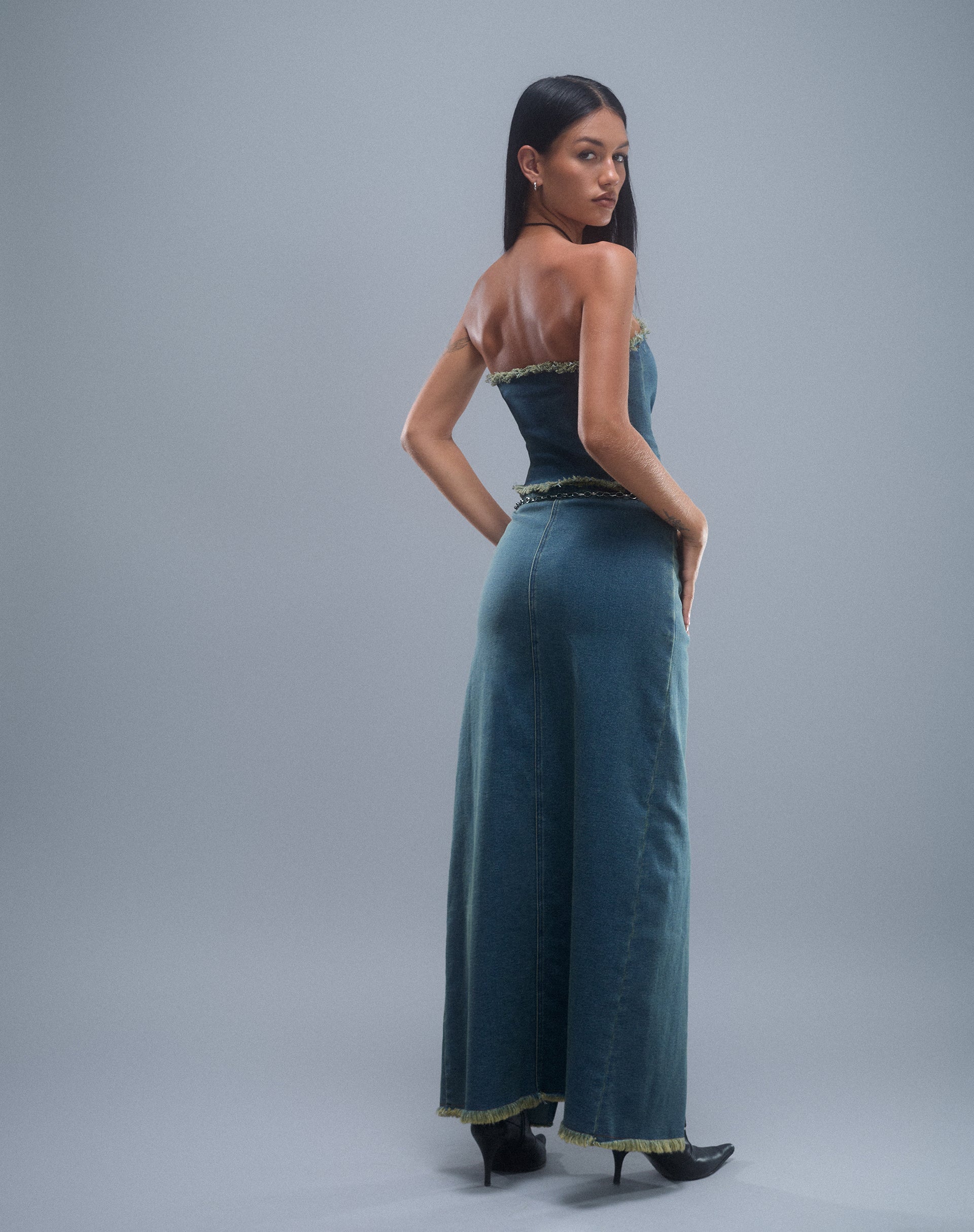 Immagine di Zaenap Maxi gonna di jeans sfrangiata in marrone blu acido