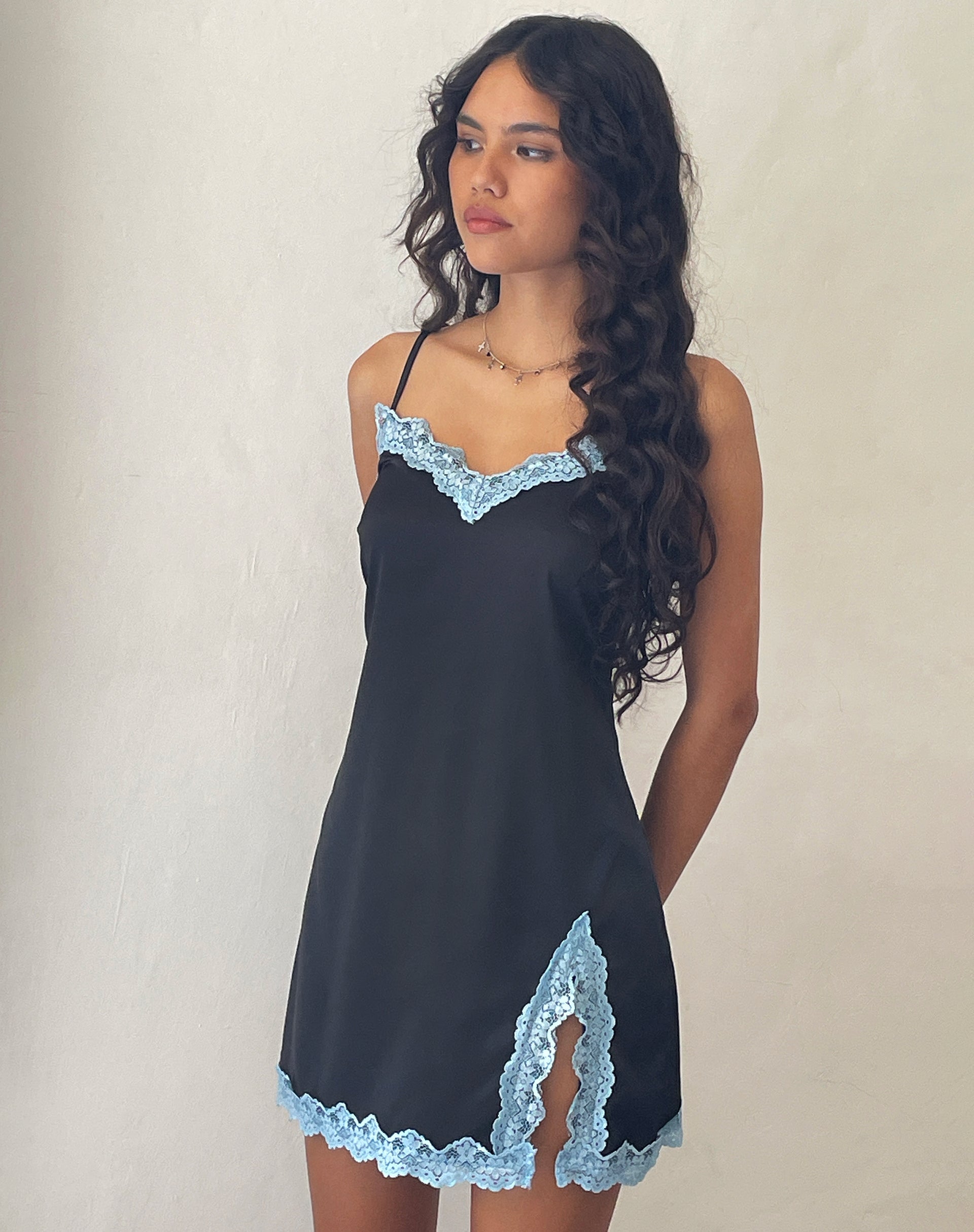 immagine di Oming Slip Mini Dress nero con pizzo blu
