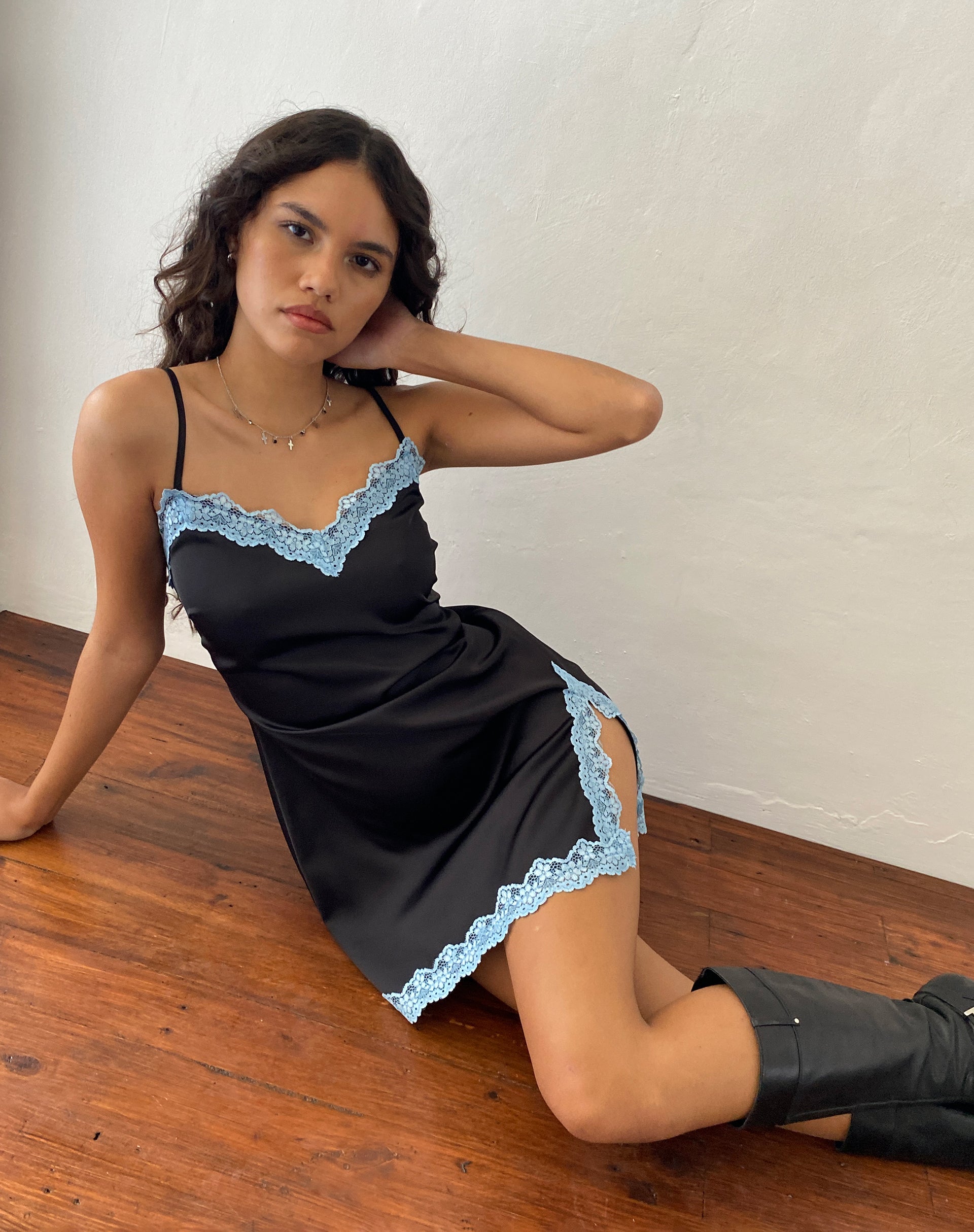 immagine di Oming Slip Mini Dress nero con pizzo blu