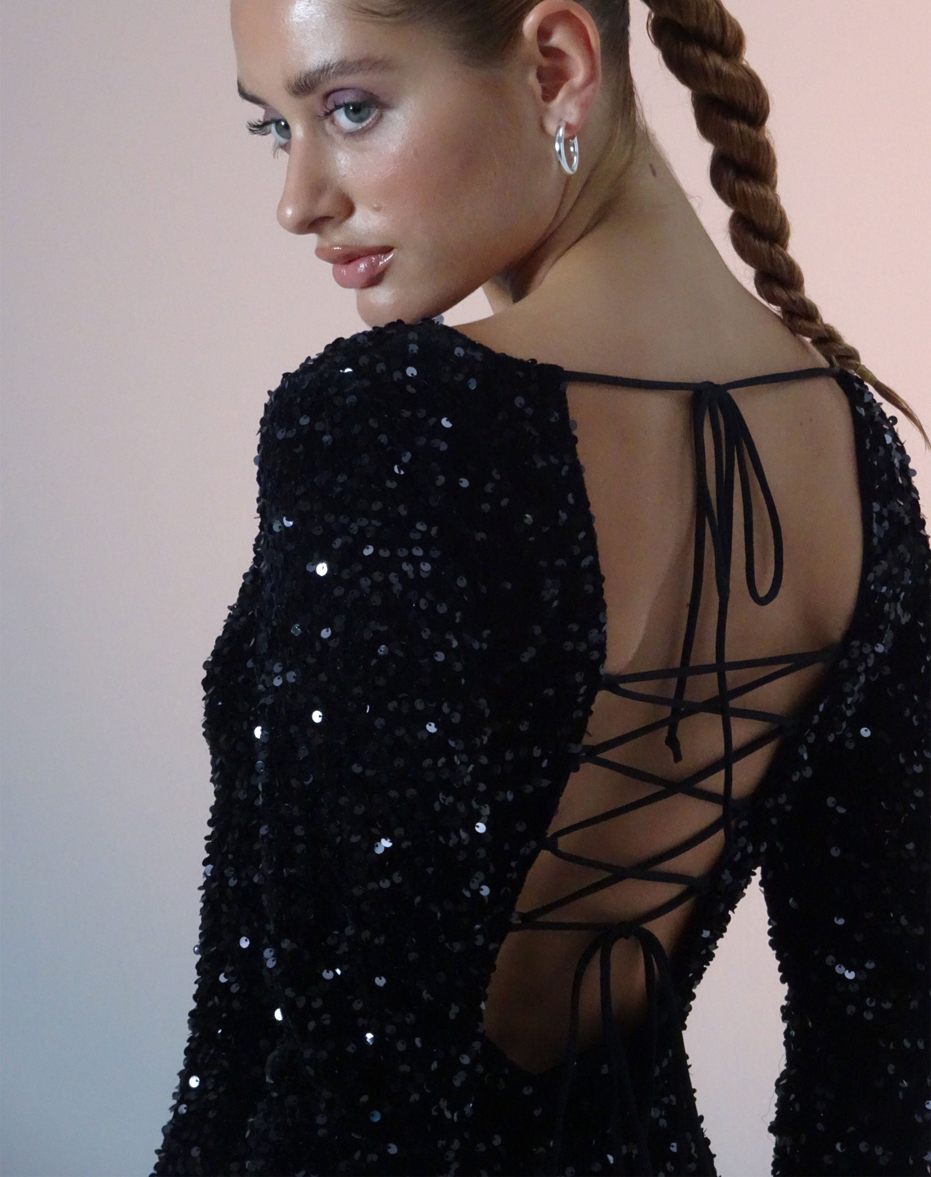 image of Onaki Mini abito a maniche lunghe in mini paillettes nero