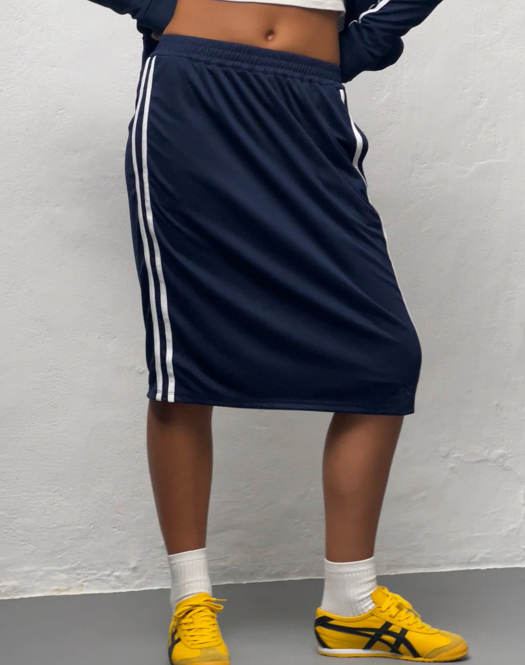 Gonna midi Kaizen in blu navy con doppia riga bianca