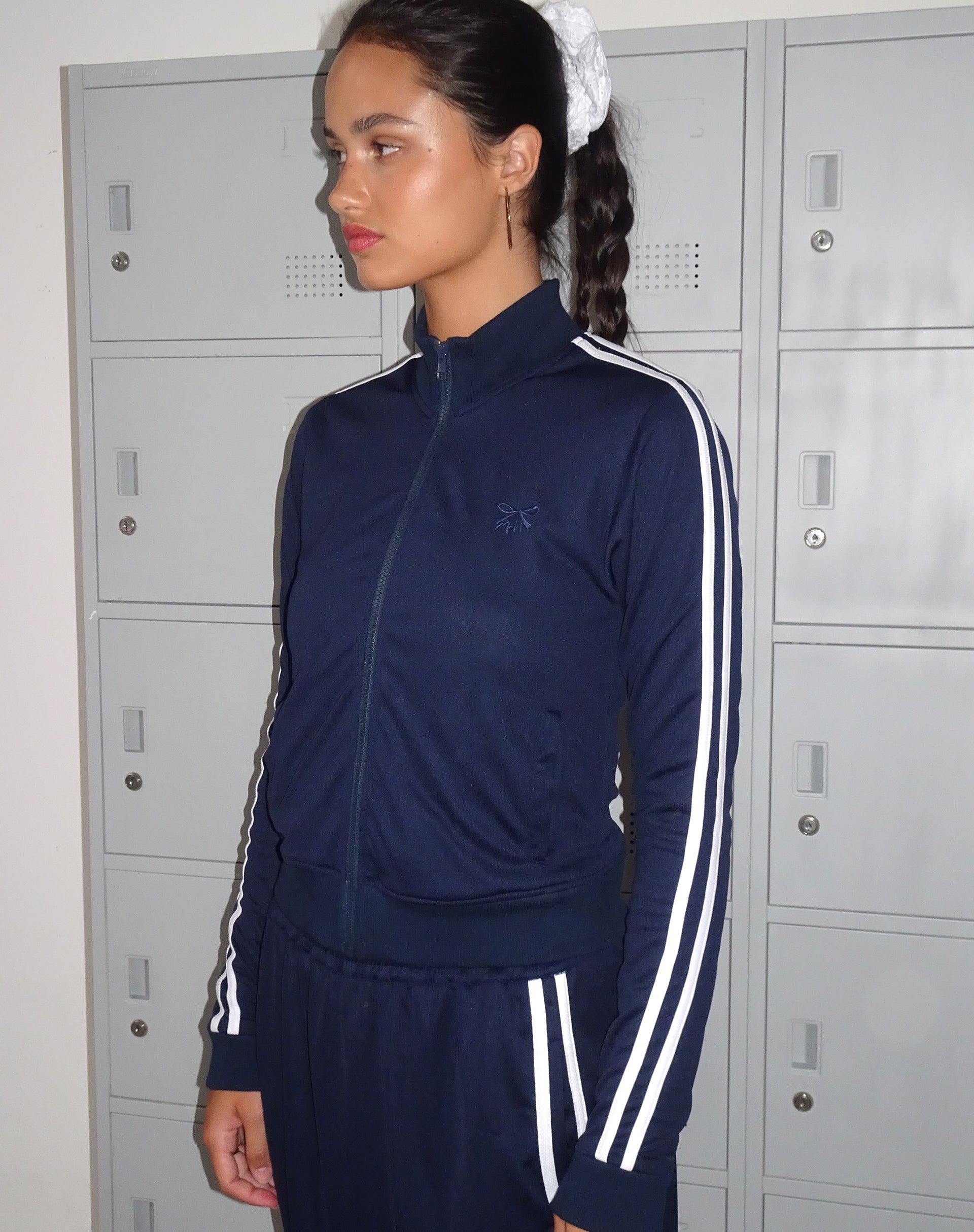 Immagine di Orion Zip Up Jumper in Marina con strisce bianche e ricamo a M