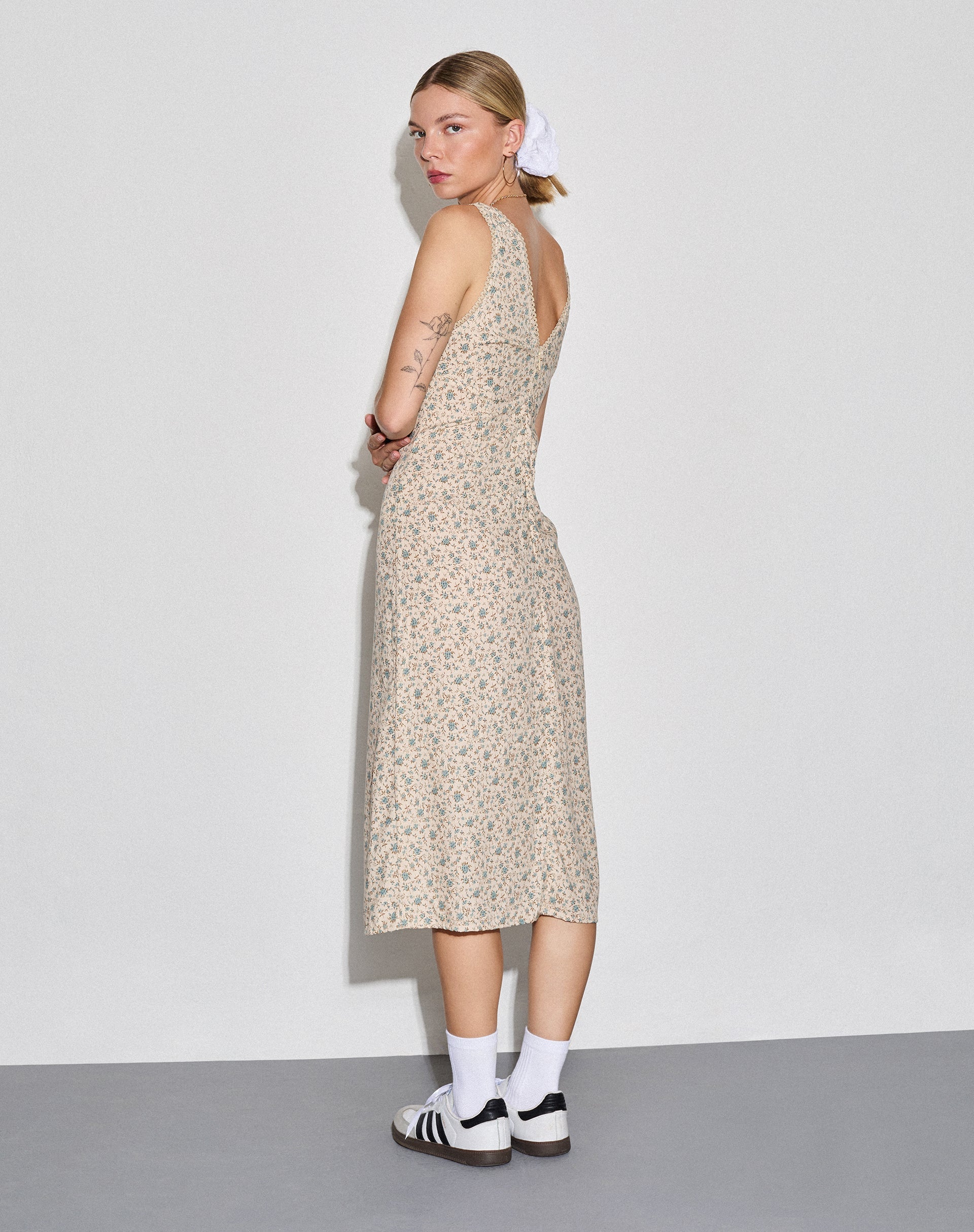 Immagine di Lavisha Midi Dress in blu antico e avorio floreale