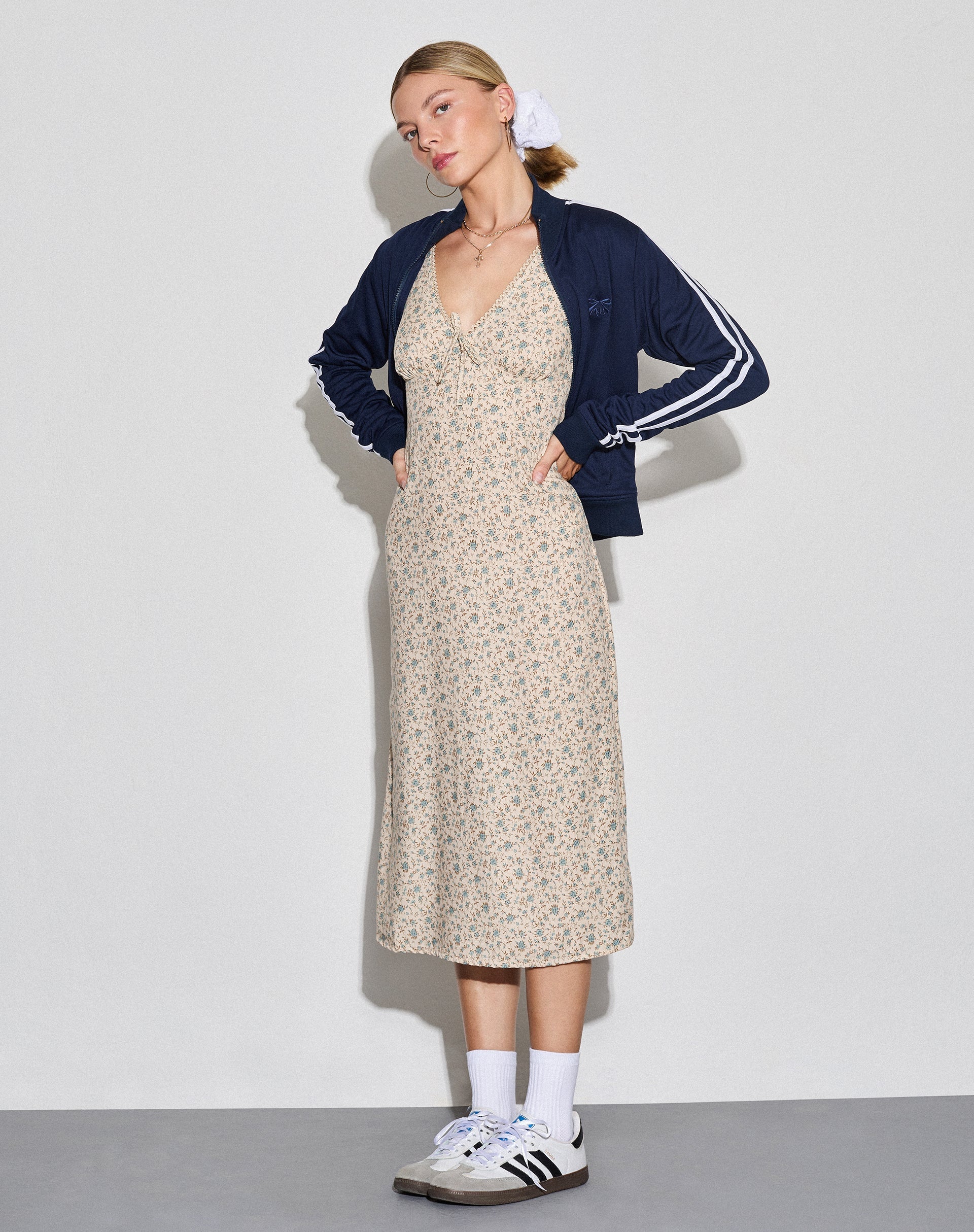 Immagine di Lavisha Midi Dress in blu antico e avorio floreale