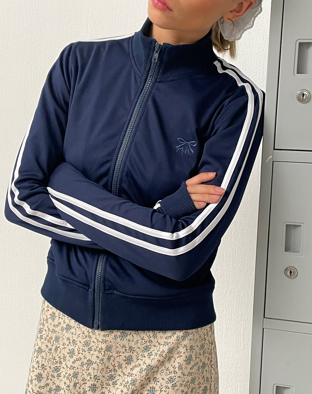 Orion, maglione con zip in navy con strisce bianche e ricamo a M