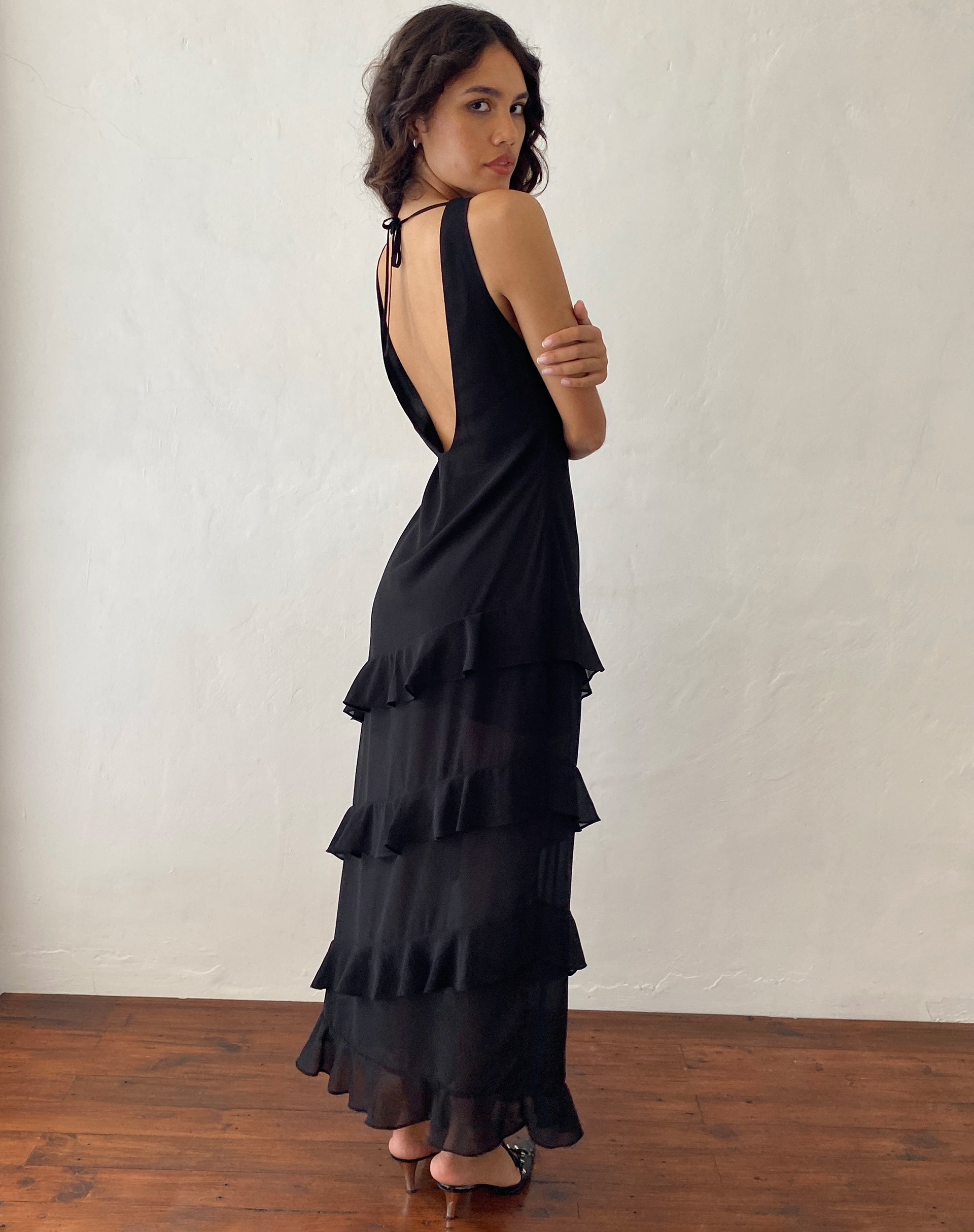 Immagine di Otna Maxi abito in chiffon con dettaglio di volant in nero
