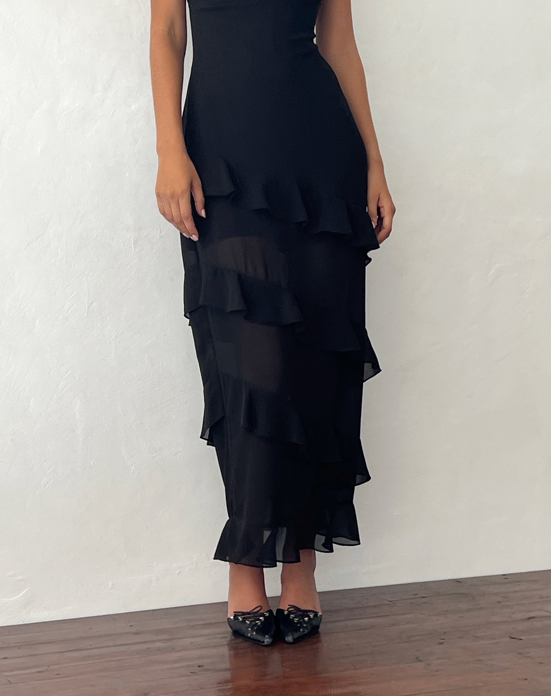 Immagine di Otna Maxi abito in chiffon con dettaglio di volant in nero