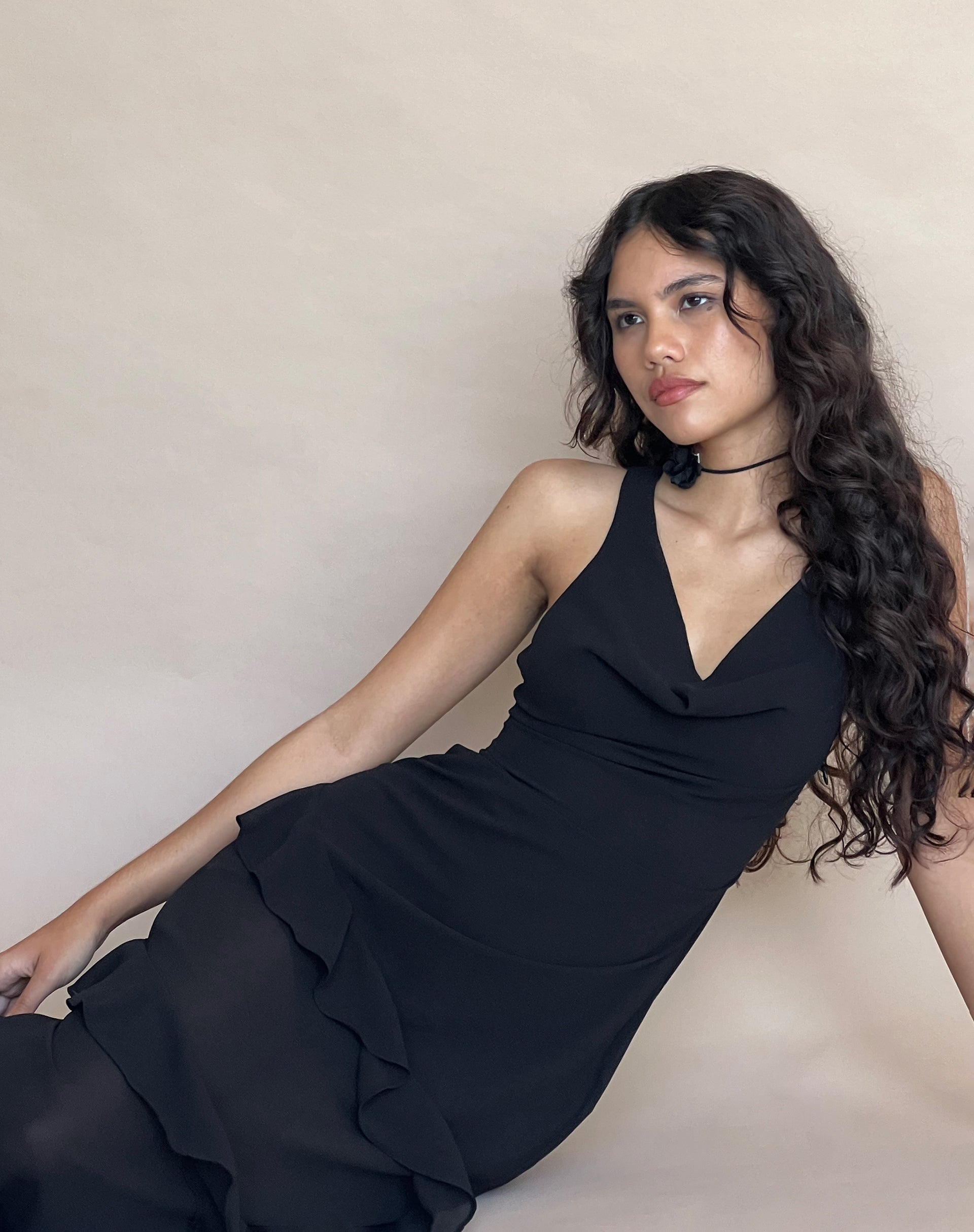Immagine di Otna Maxi abito in chiffon con dettaglio di volant in nero
