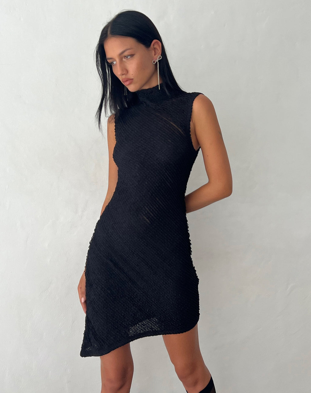 Mini abito asimmetrico con texture Ottilie in nero