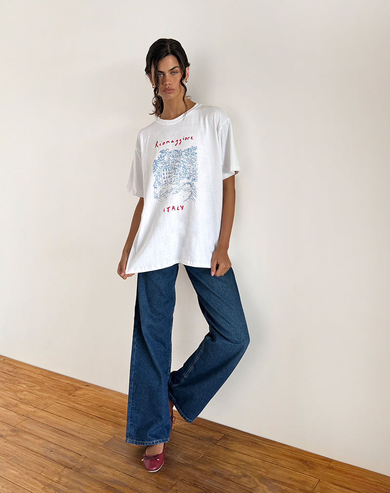 immagine della t-shirt oversize Basic Tee in Riomaggiore Italy White