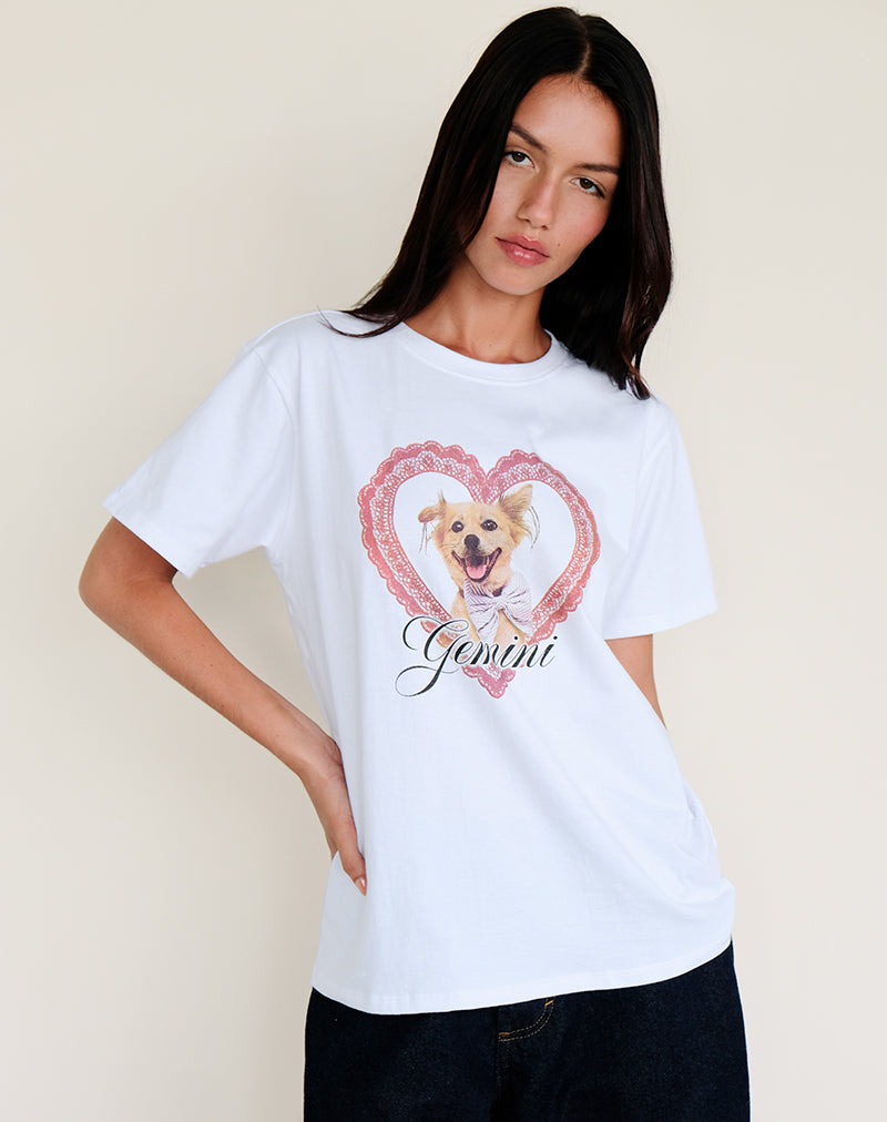 Immagine della t-shirt oversize Basic in bianco con stampa di animali domestici Gemini Motel