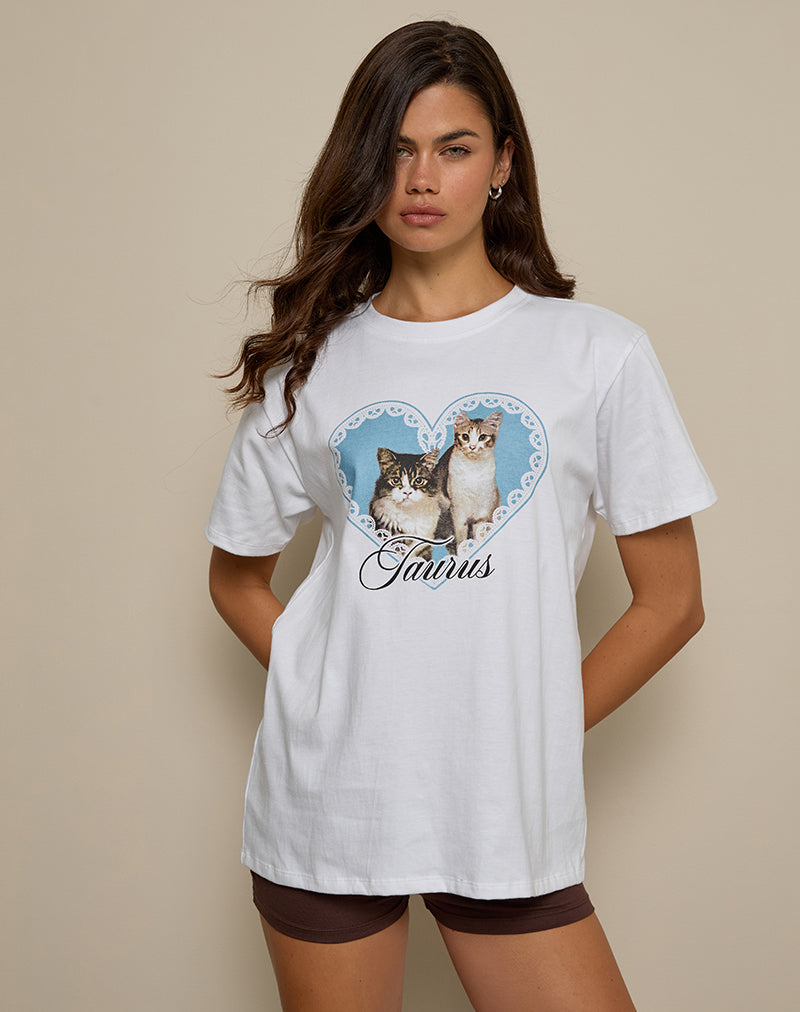 Immagine della t-shirt oversize Basic in bianco con stampa di animali domestici Taurus Motel