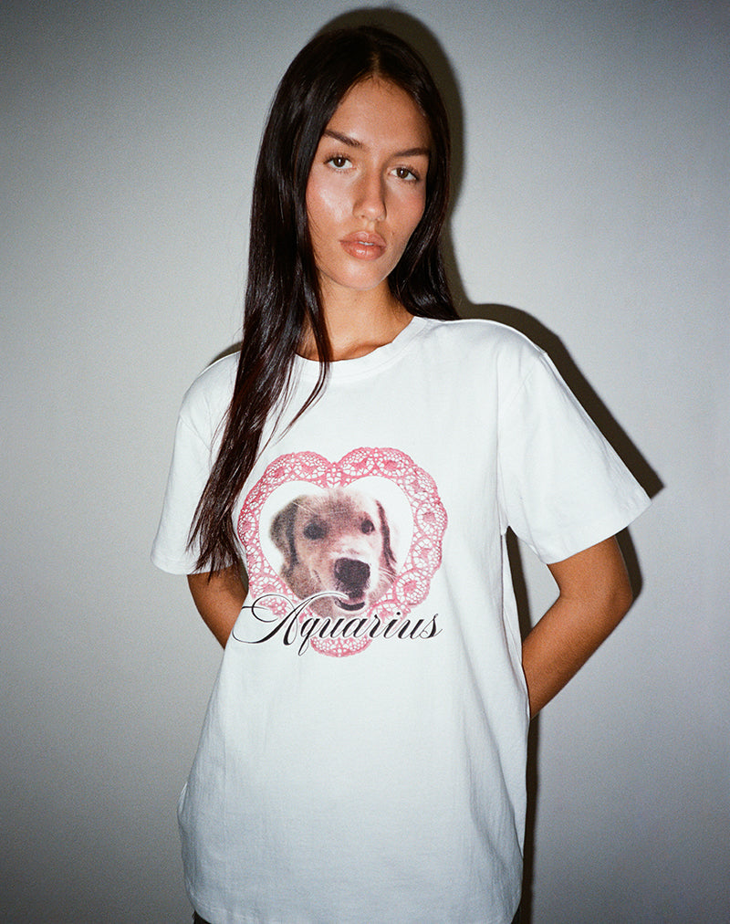 Immagine della t-shirt basic oversize in bianco con grafica del cane Acquario