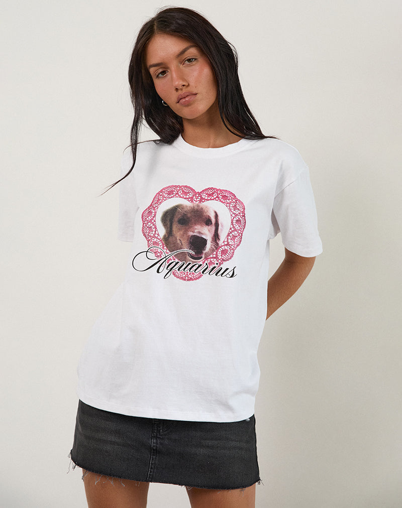 Immagine della t-shirt basic oversize in bianco con grafica del cane Acquario