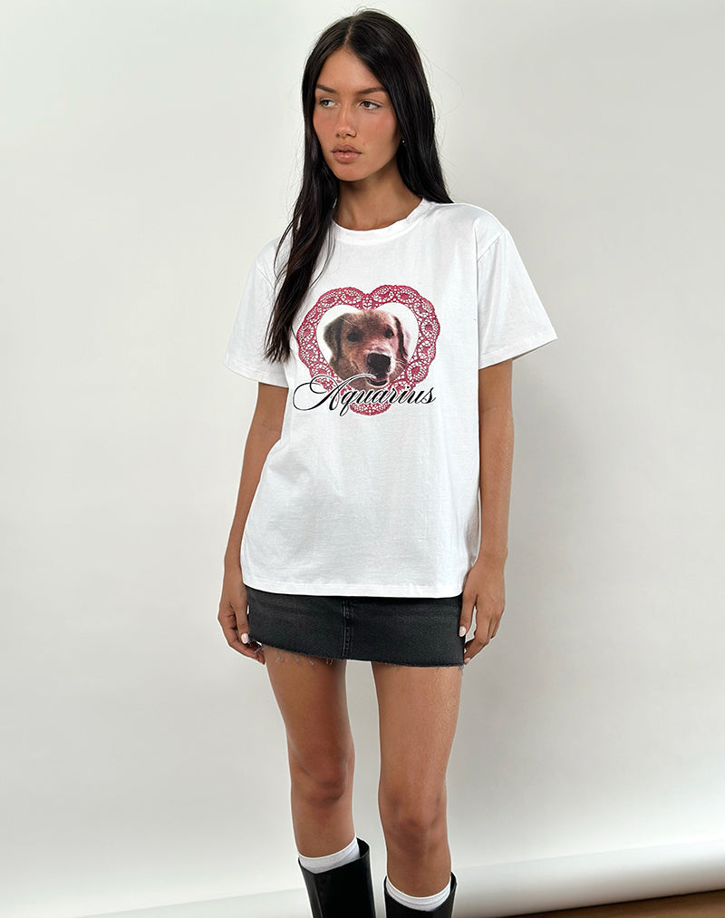 Immagine della t-shirt basic oversize in bianco con grafica del cane Acquario