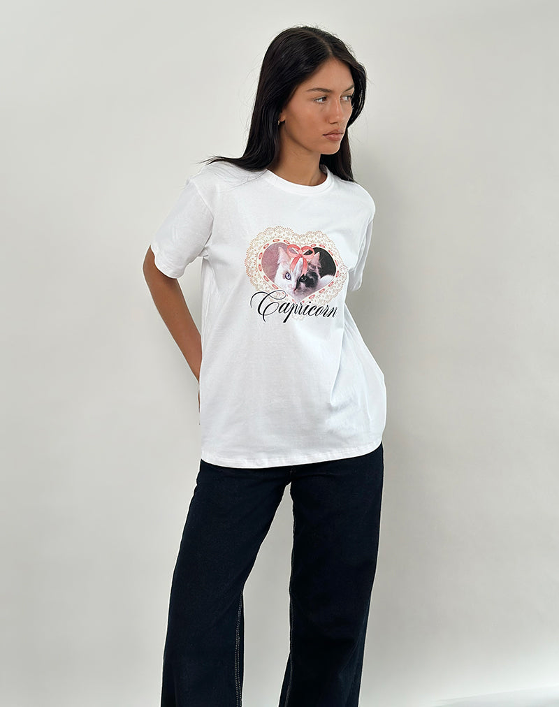 Immagine della t-shirt oversize Basic in bianco con stampa Capricorn Motel Pet