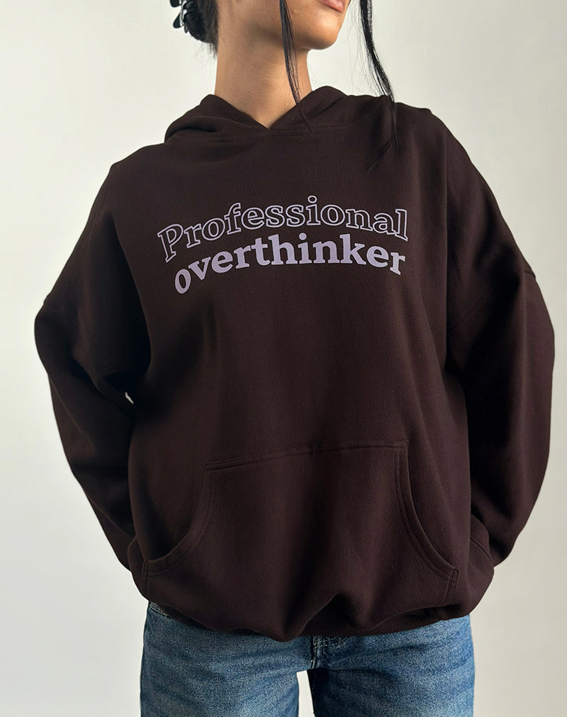 Immagine della felpa con cappuccio oversize in cioccolato amaro con stampa Overthinker