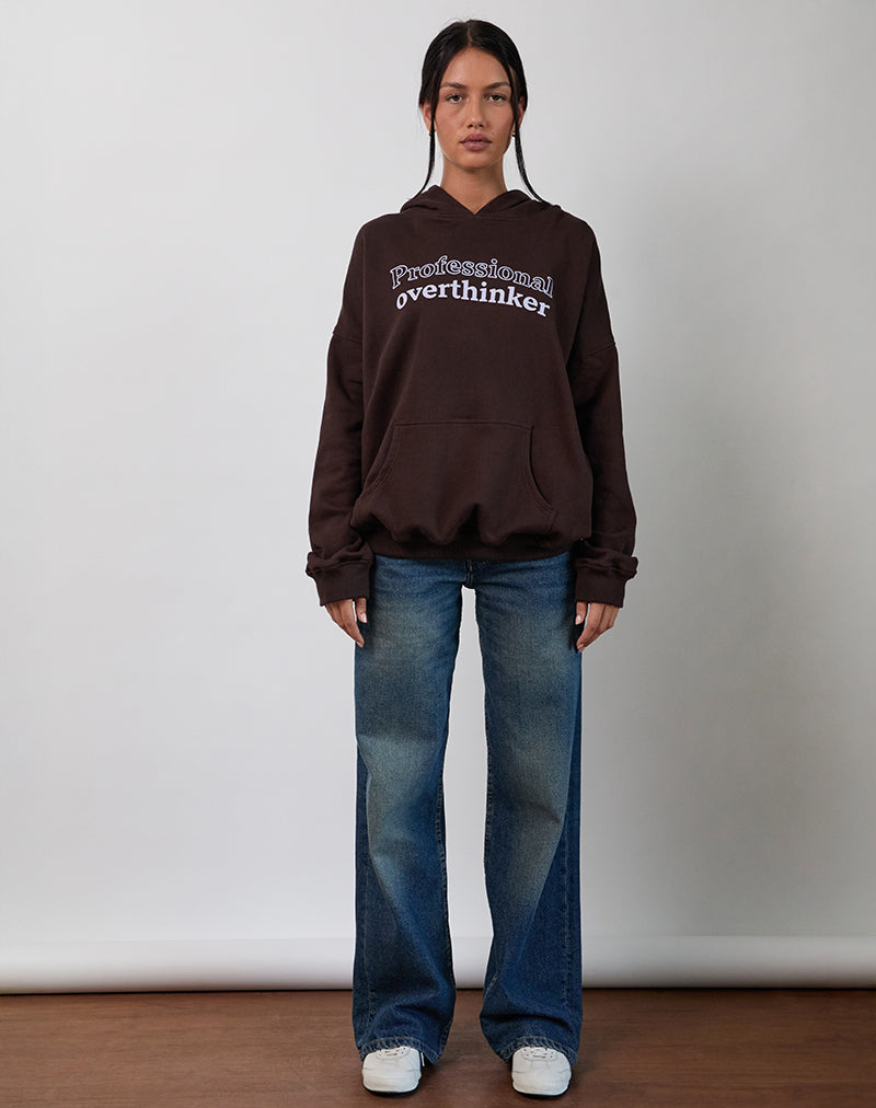 Felpa con cappuccio oversize in cioccolato amaro con stampa overthinker