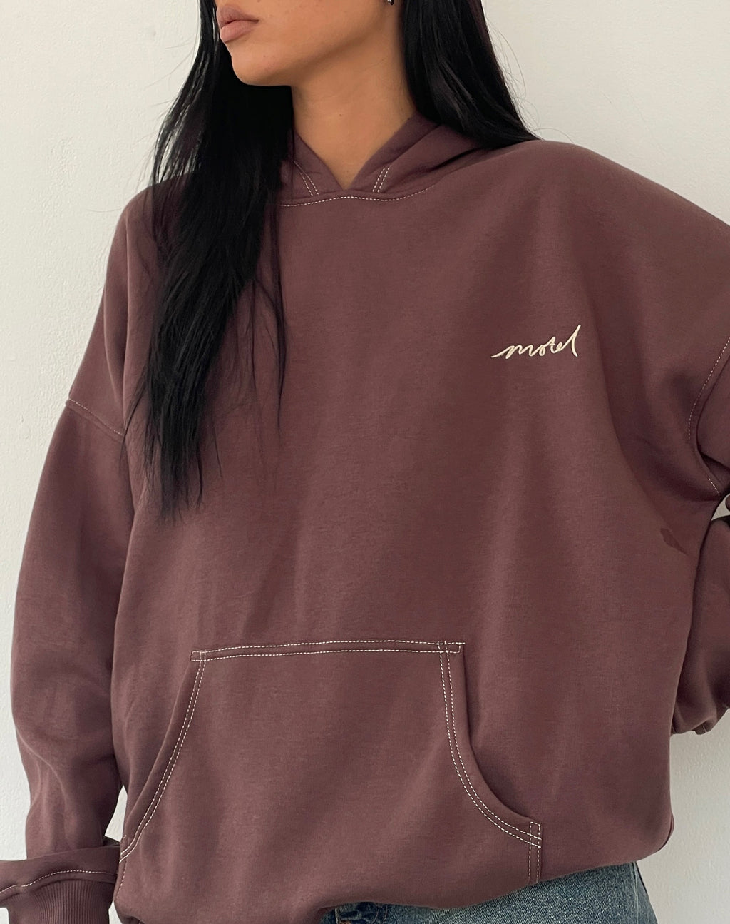 Felpa con cappuccio oversize in mogano profondo con ricamo Motel Scribble