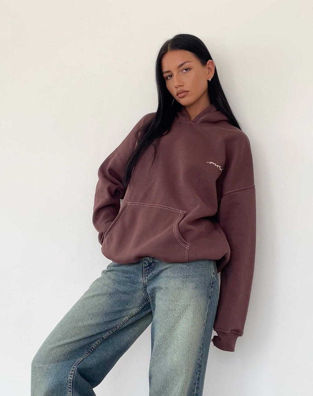 Felpa con cappuccio oversize in mogano profondo con ricamo Motel Scribble