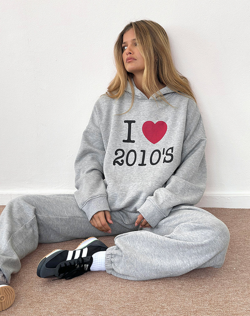 Immagine della felpa con cappuccio oversize in marna grigia con stampa I Love 2010
