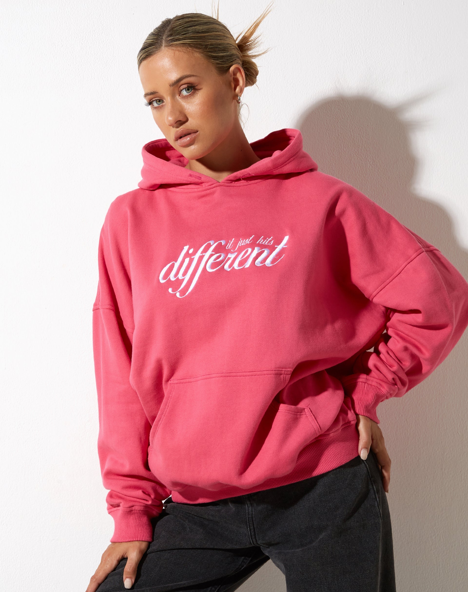 immagine della felpa con cappuccio oversize in rosa Fandango con ricamo "Different