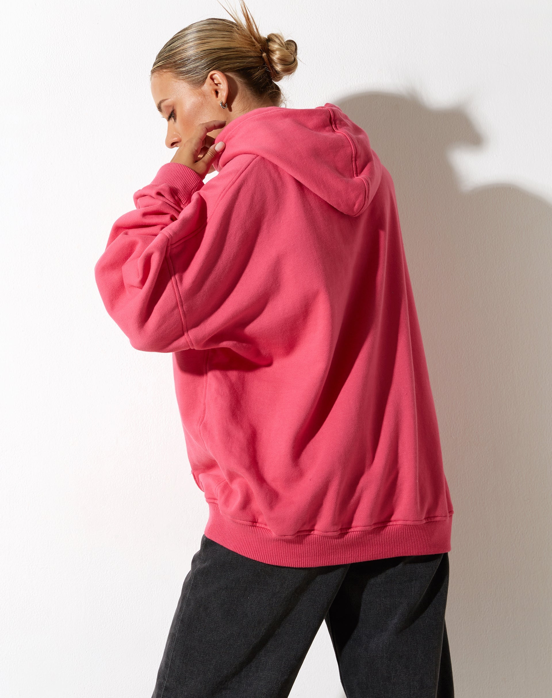 immagine della felpa con cappuccio oversize in rosa Fandango con ricamo "Different