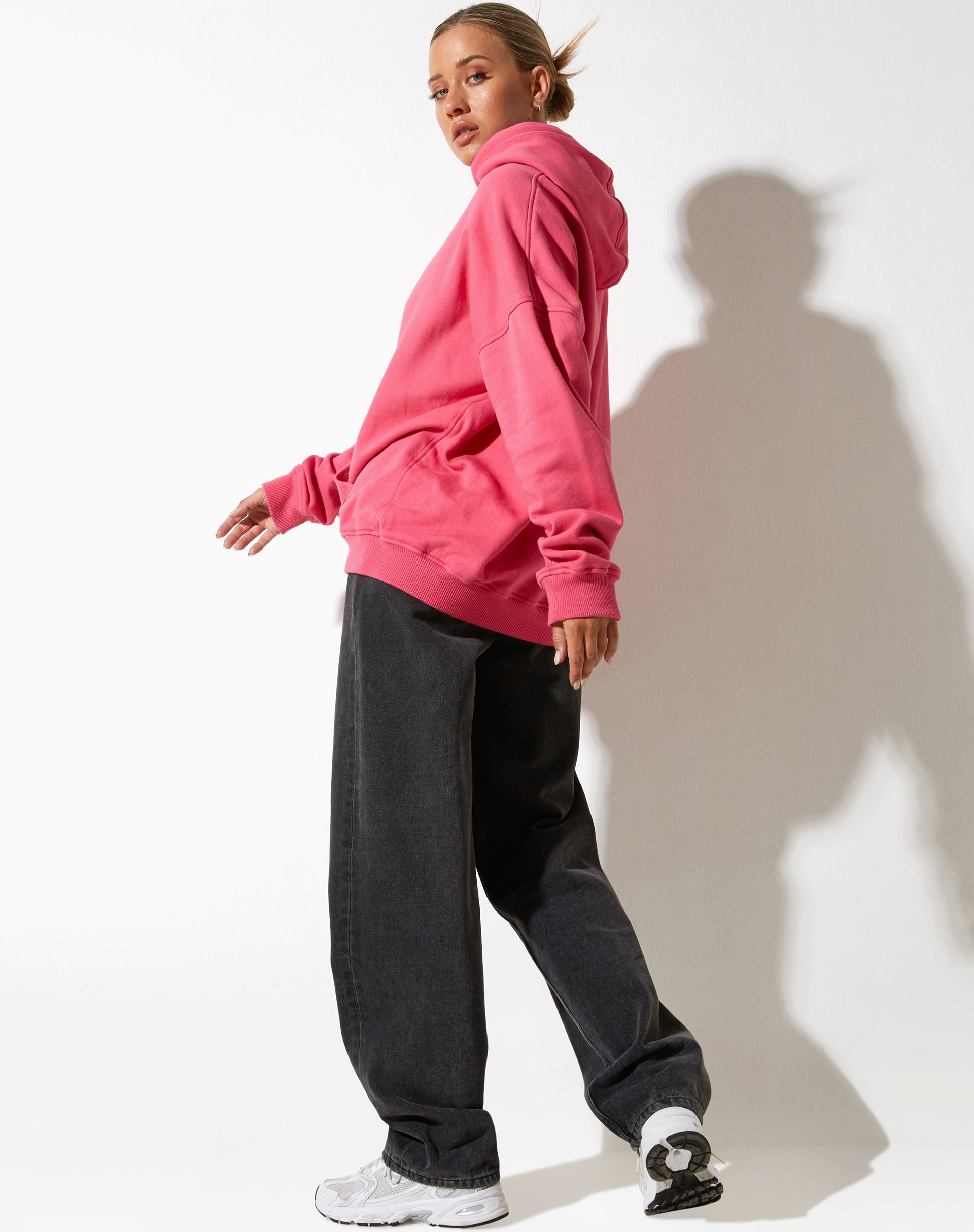 immagine della felpa con cappuccio oversize in rosa Fandango con ricamo "Different