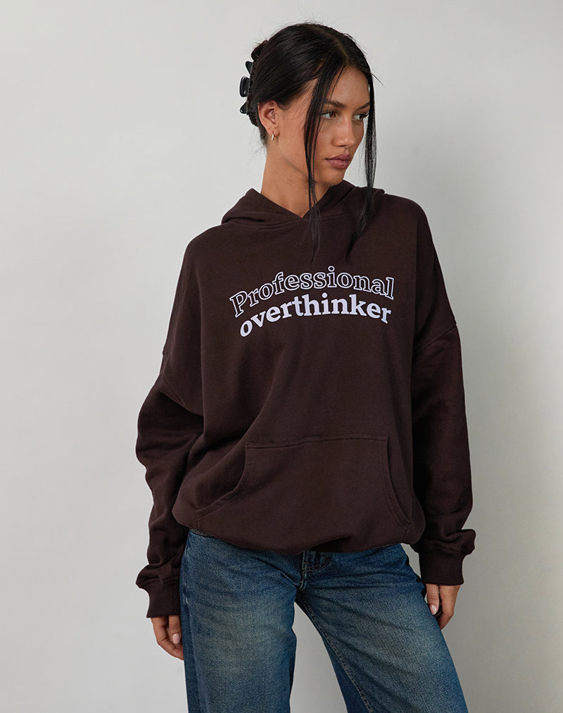 Immagine della felpa con cappuccio oversize in cioccolato amaro con stampa Overthinker