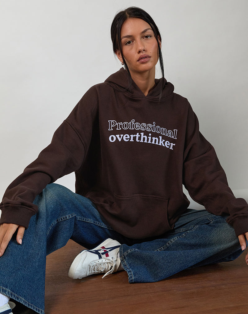 Felpa con cappuccio oversize in cioccolato amaro con stampa overthinker