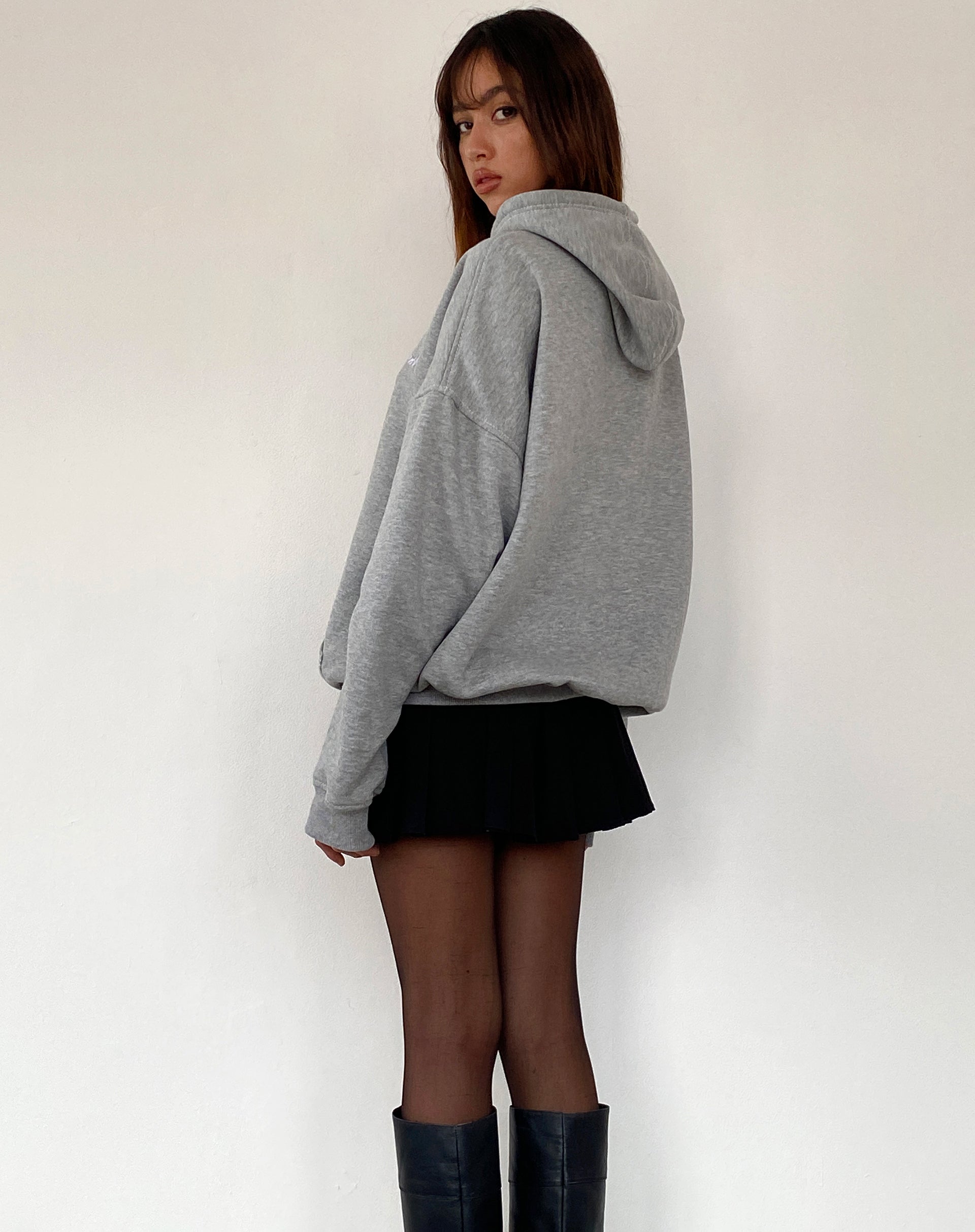 Immagine della felpa con cappuccio oversize in marna grigia con ricamo Motel Scribble