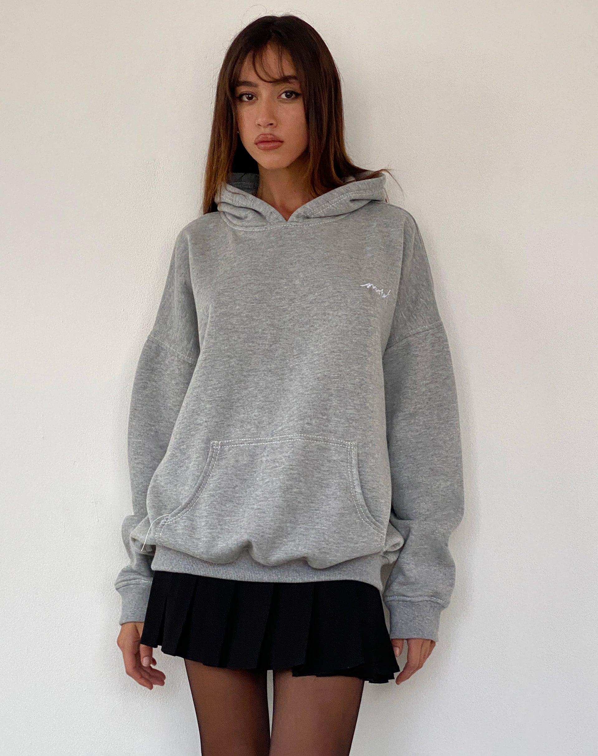 Immagine della felpa con cappuccio oversize in marna grigia con ricamo Motel Scribble